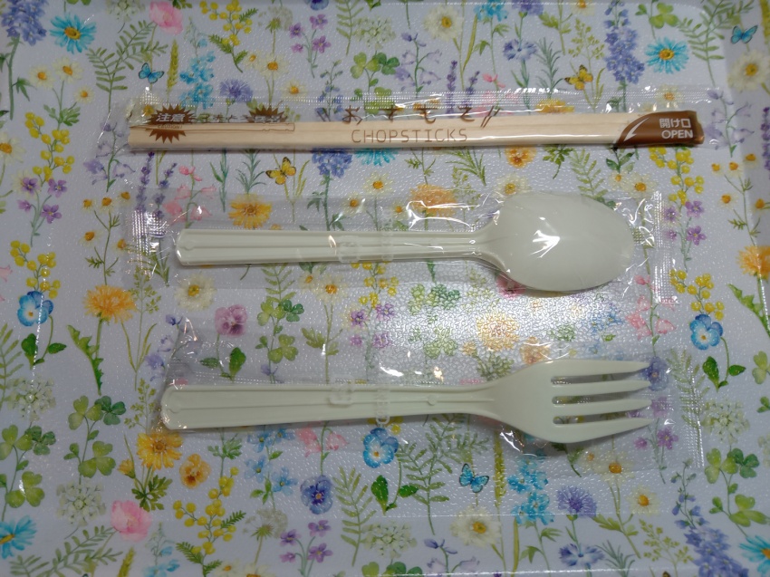 【お渡し物】お箸やスプーン、フォークをご用意しております。お気軽にフロントまでお申し出くださいませ。