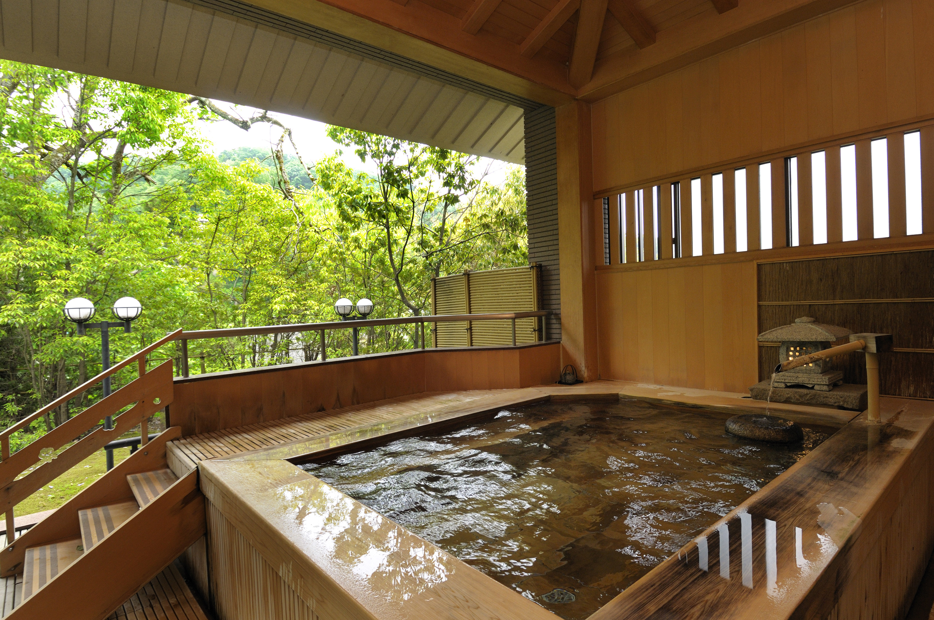 【湯涌温泉】当館よりお車で約30分、金沢の奥座敷、金沢温泉郷の代表格の温泉です©金沢市