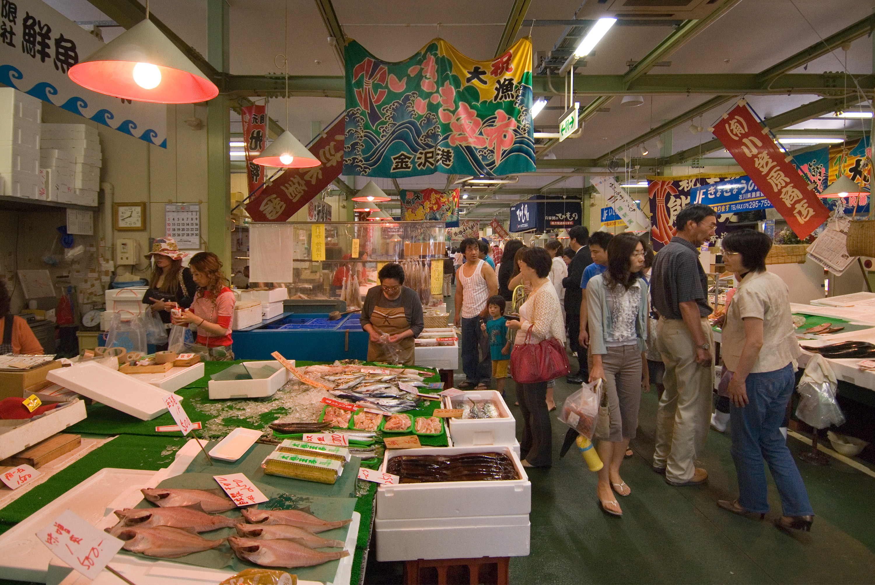 【金沢港 魚市】当館よりお車で約25分、北陸の海の幸を買うならここしかない！©金沢市