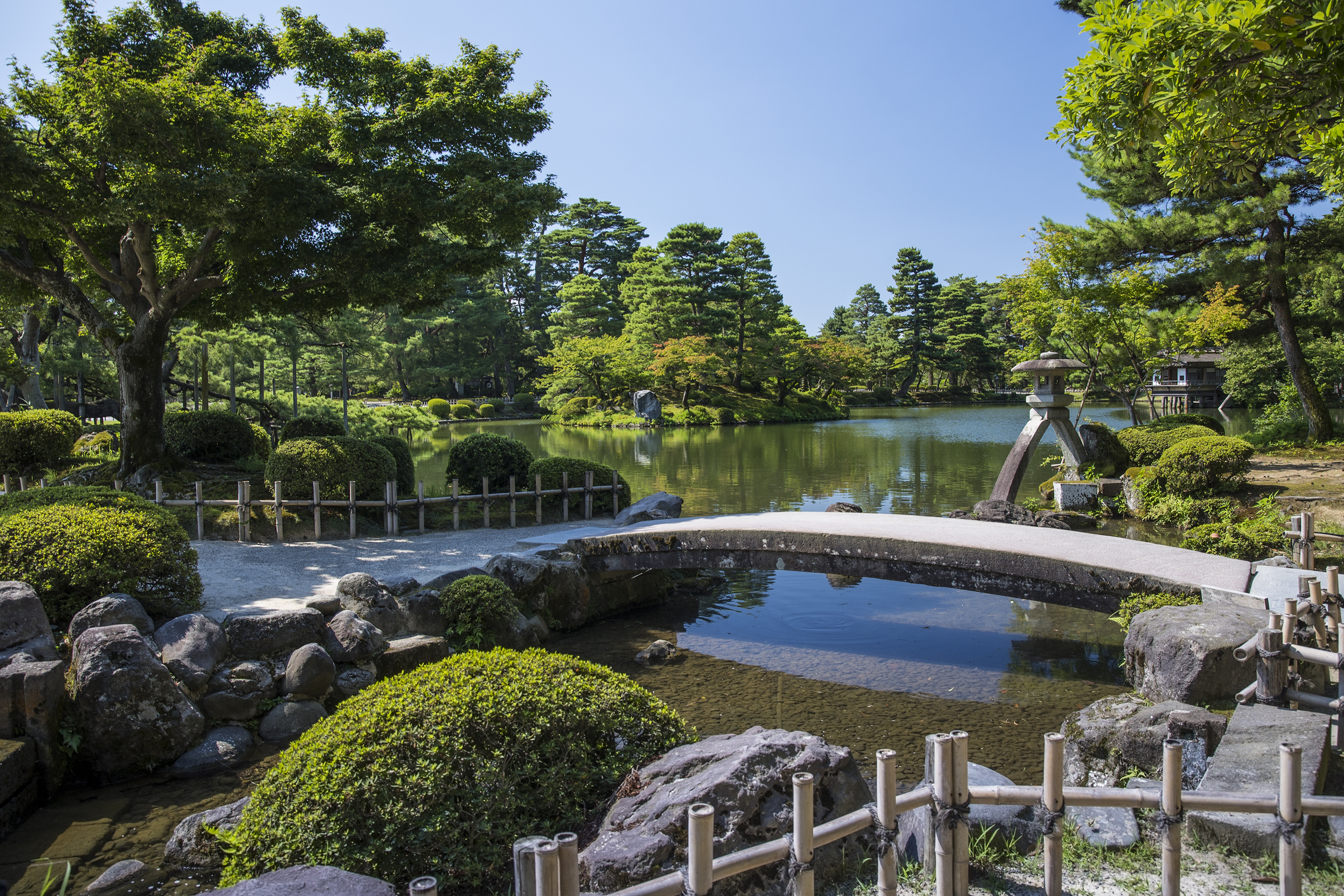 【兼六園】当館よりお車で約10分、日本3名園の一つ、四季折々の風情をお楽しみください♪©金沢市