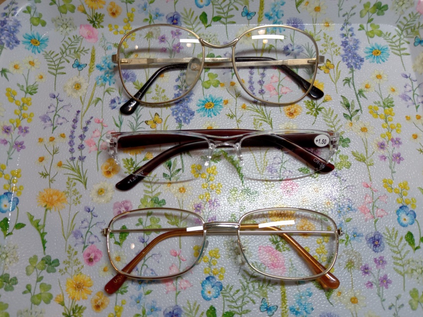 【貸し出し備品】老眼鏡（低・中・高と度違いでご用意しております）