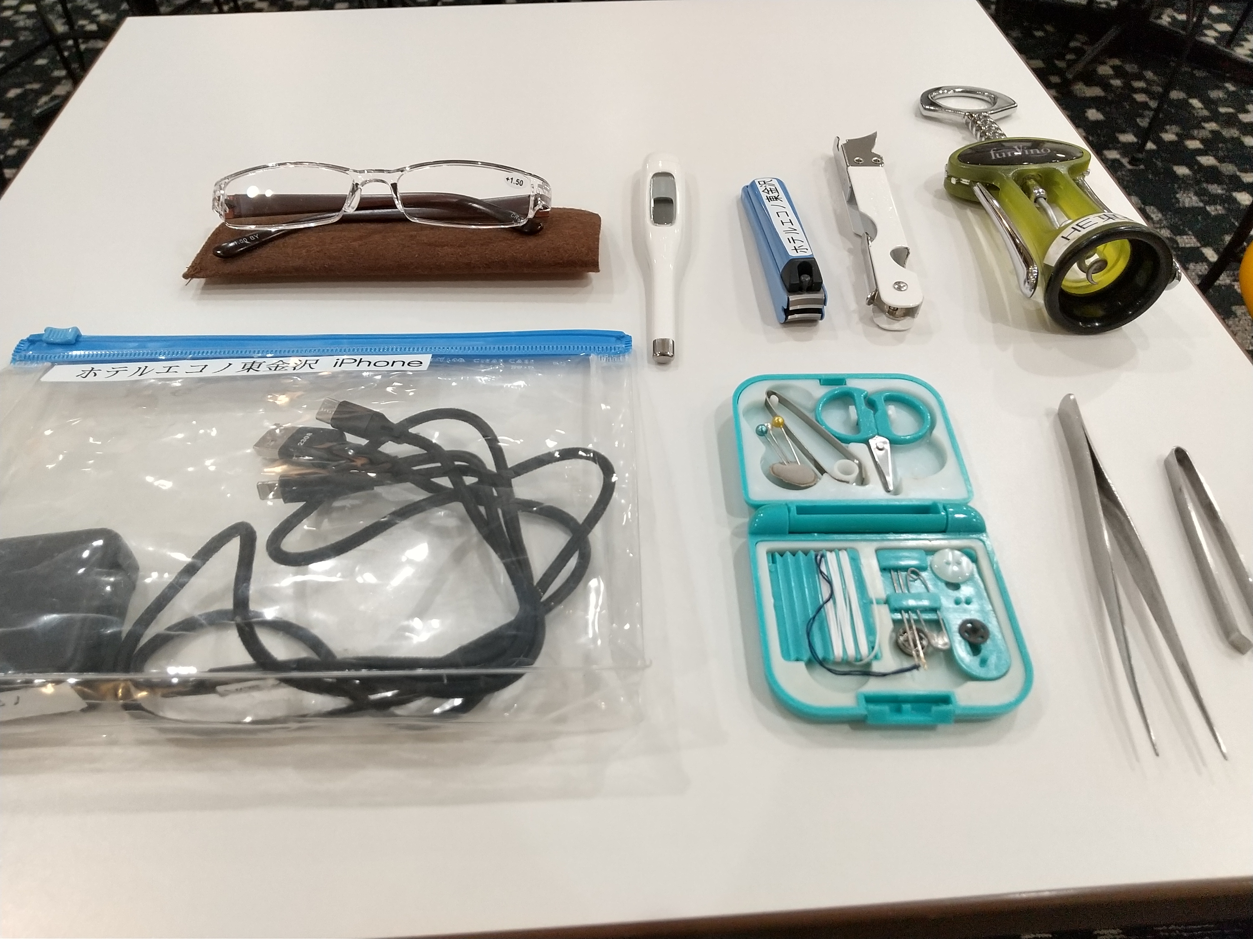 スマホ充電器、爪切り、老眼鏡、裁縫セット、栓抜き、体温計、とげ抜き等もご用意。
