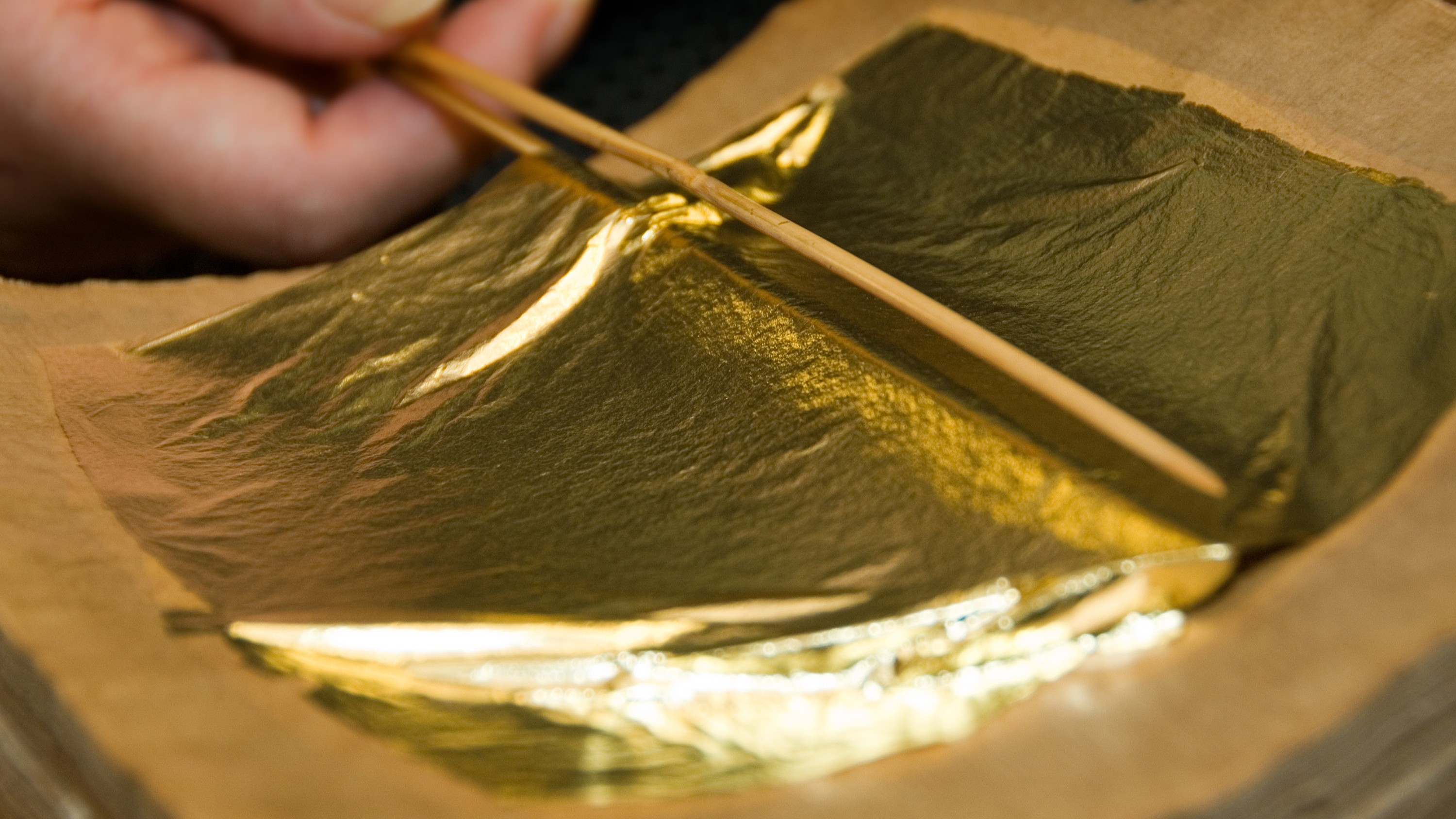 金箔貼り体験　&copy;金沢市