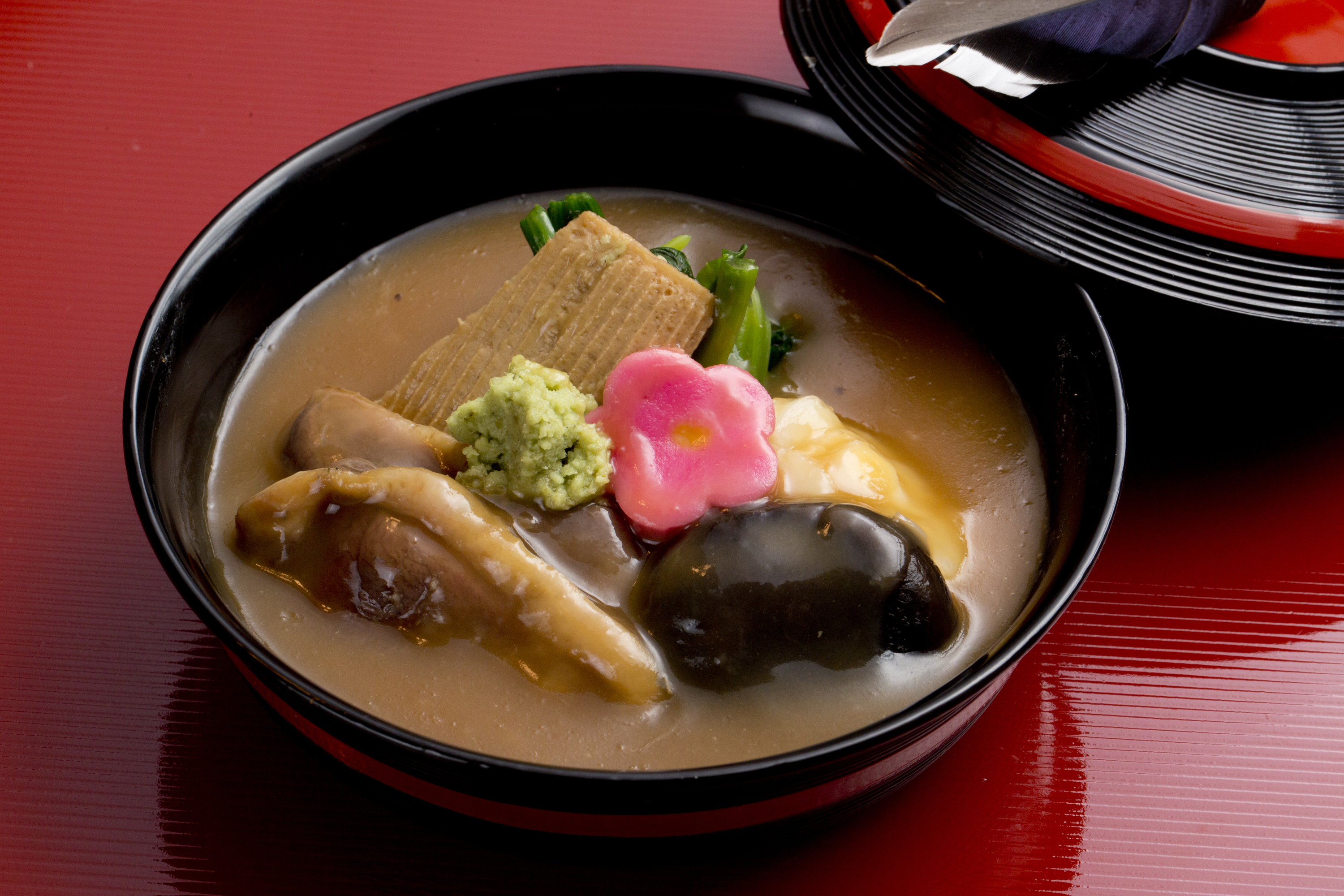 【金沢グルメ・治部煮】金沢の郷土料理、鴨肉やすだれ麩、季節の野菜等を煮て食す料理©金沢市