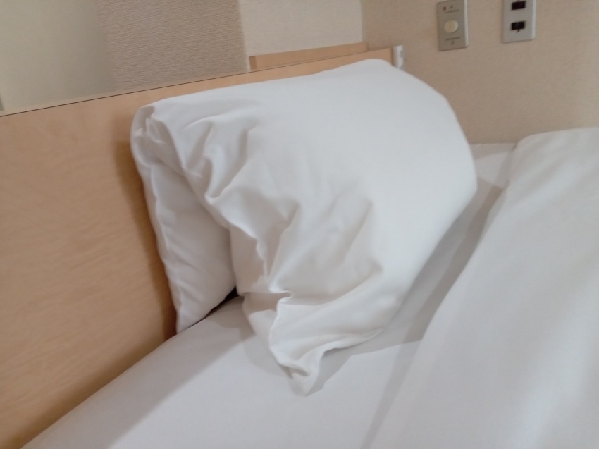 【折り重ね枕】高低差と硬さ柔らかさを調節出来る枕です。フロントで販売もしています。
