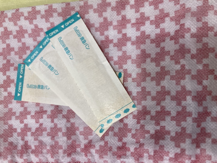 【ばんそうこう】フロントに準備しております。ご入用のお客様はお気軽にお申し出くださいませ。