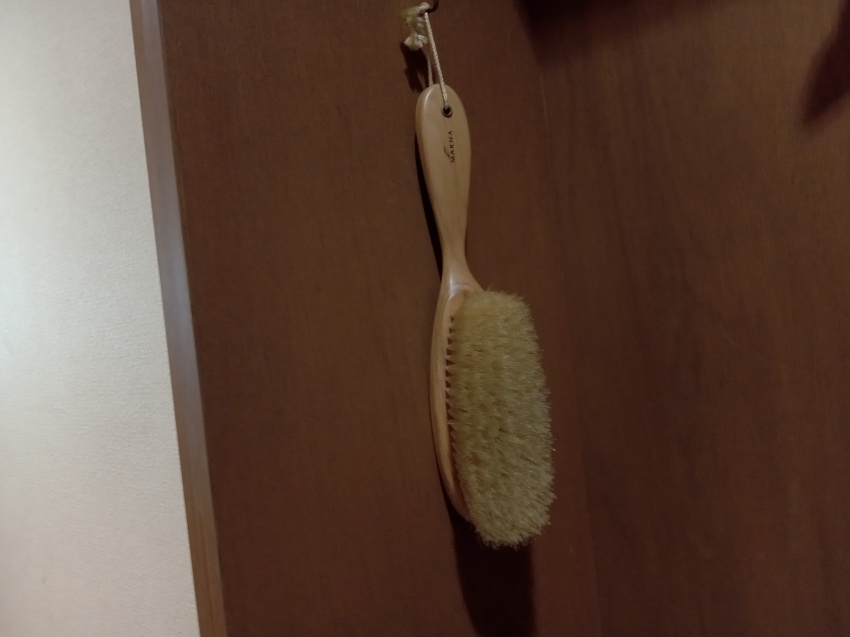 【洋服ブラシ】お部屋に常設しております。