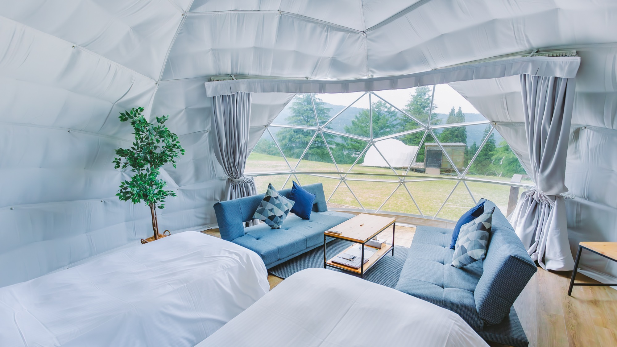 【ドームテント】天井が高く、広々とした空間です。最大定員は4名様です。