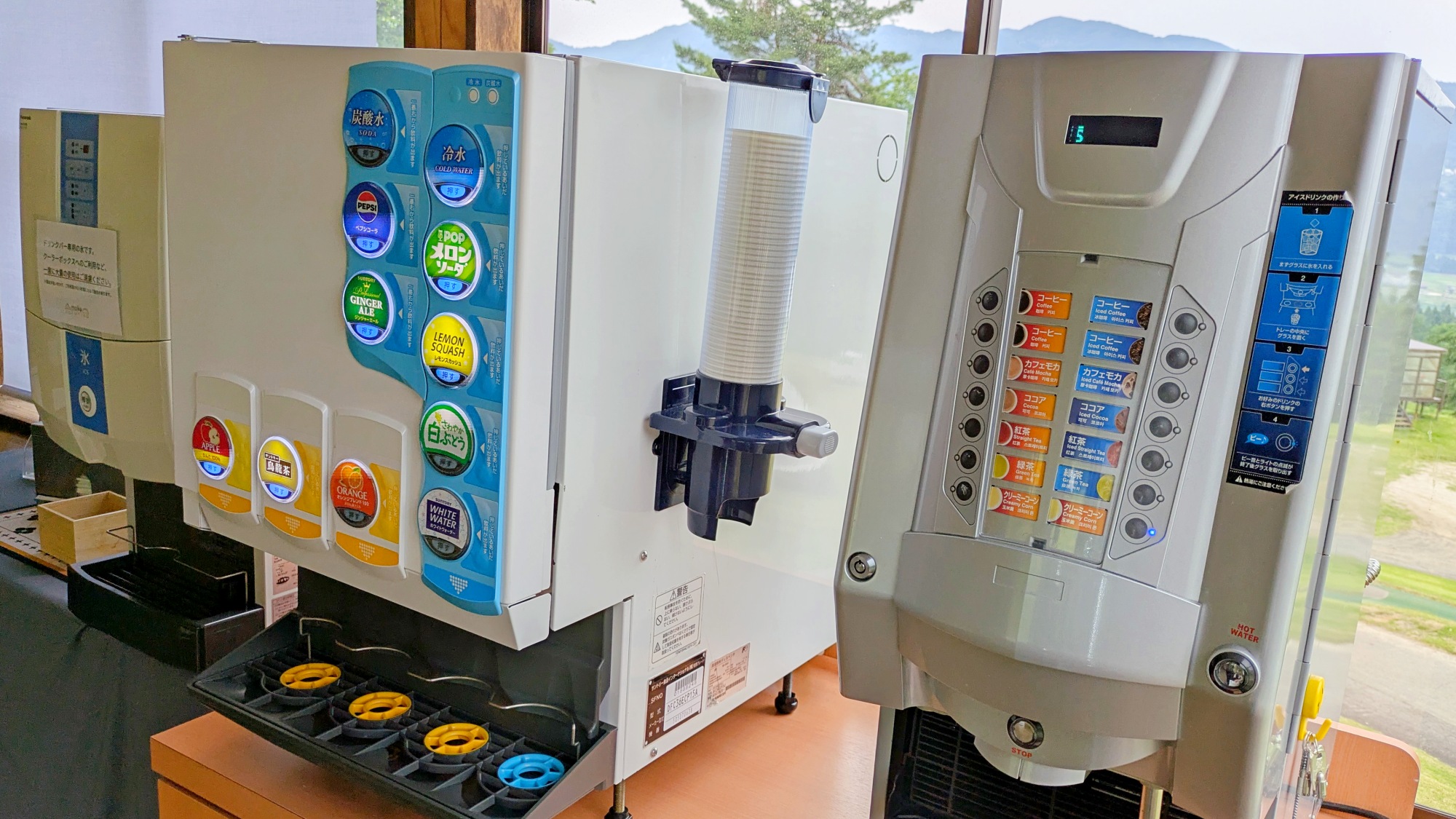 無料で利用できるソフトドリンクバー、コーヒーお茶のディスペンサー。製氷機も設置しています！