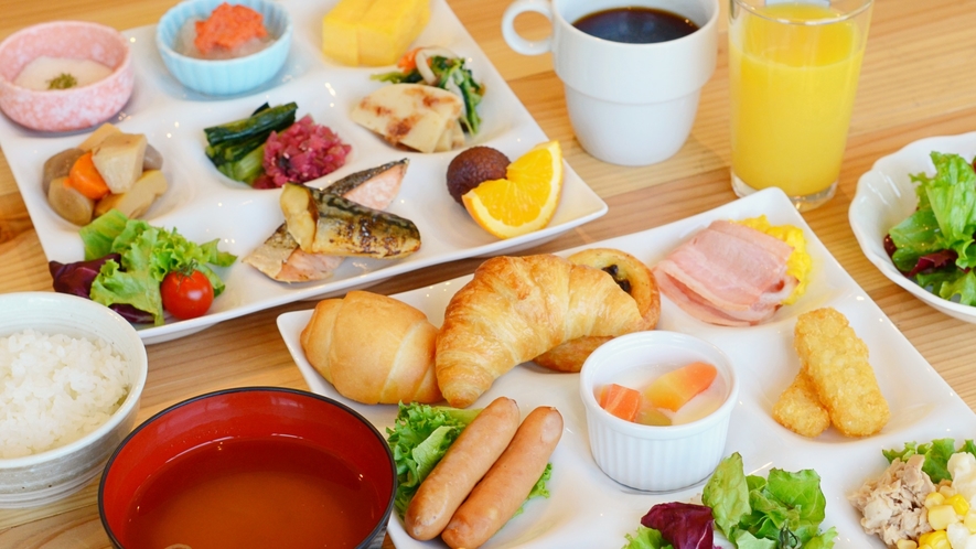 【朝食】朝食はホテルレストランにて。洋食派も和食派も嬉しいブッフェ形式