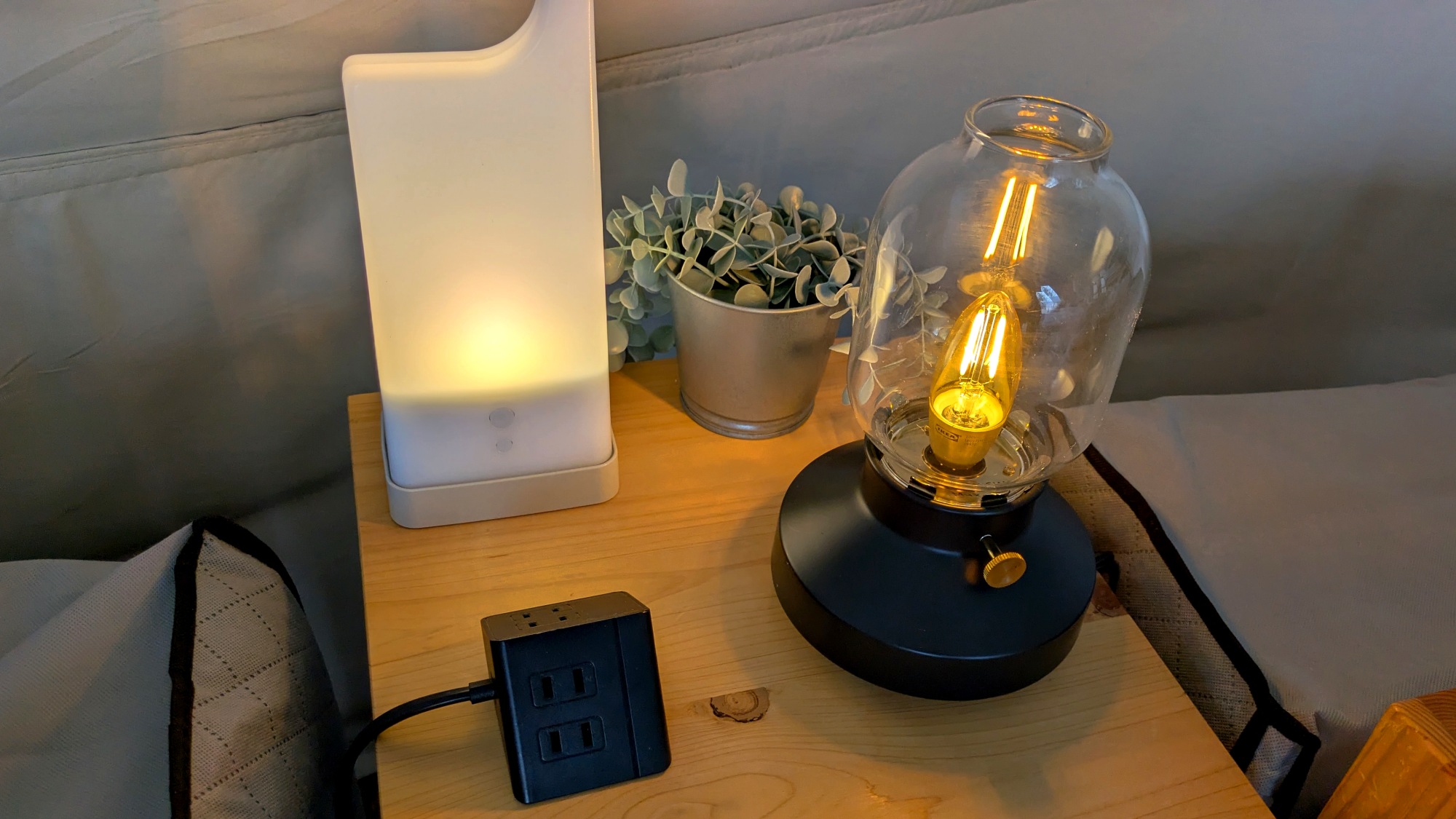 ベッド脇には携帯電話充電用のコンセント、調光機能付きのライトがございます。持ち出し用のライトも！