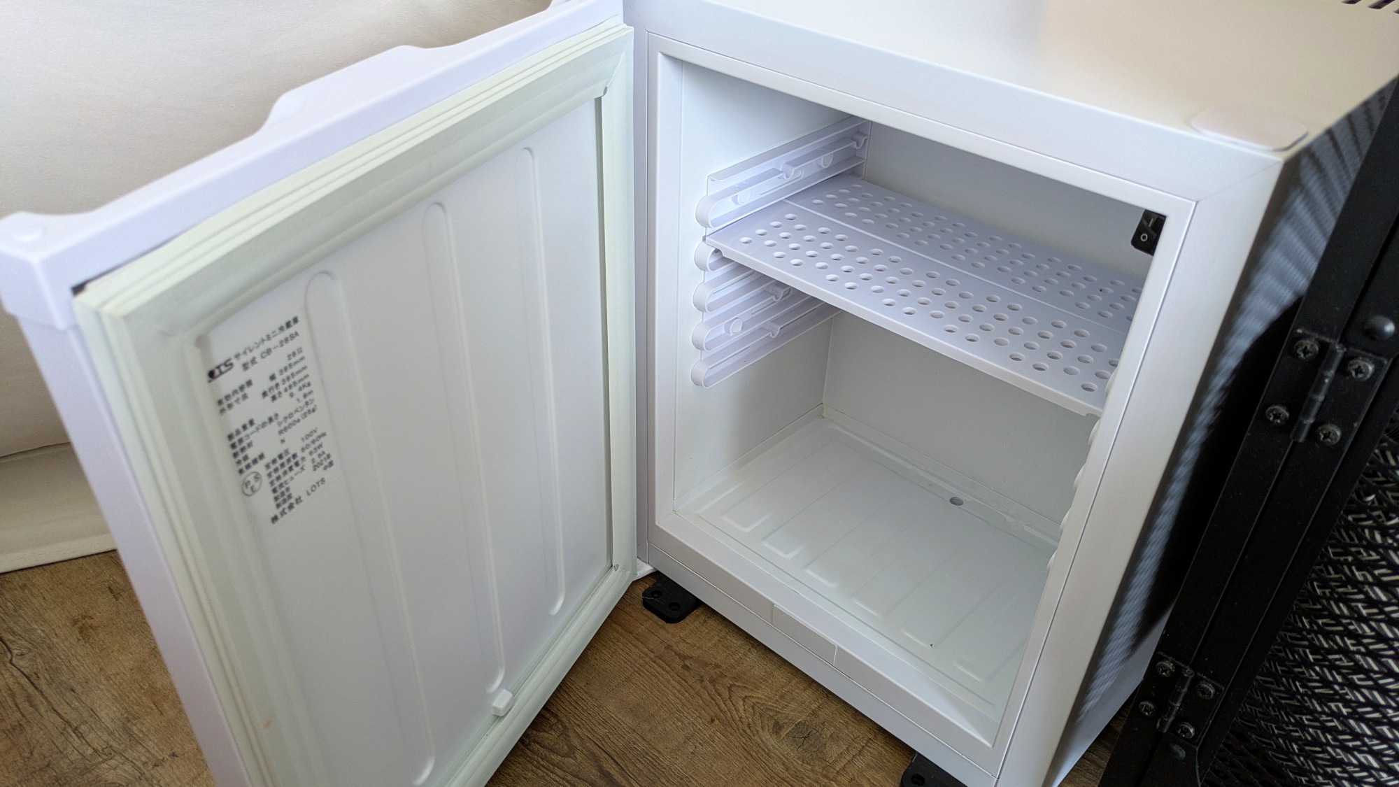 ドームテント内には冷蔵庫を完備。