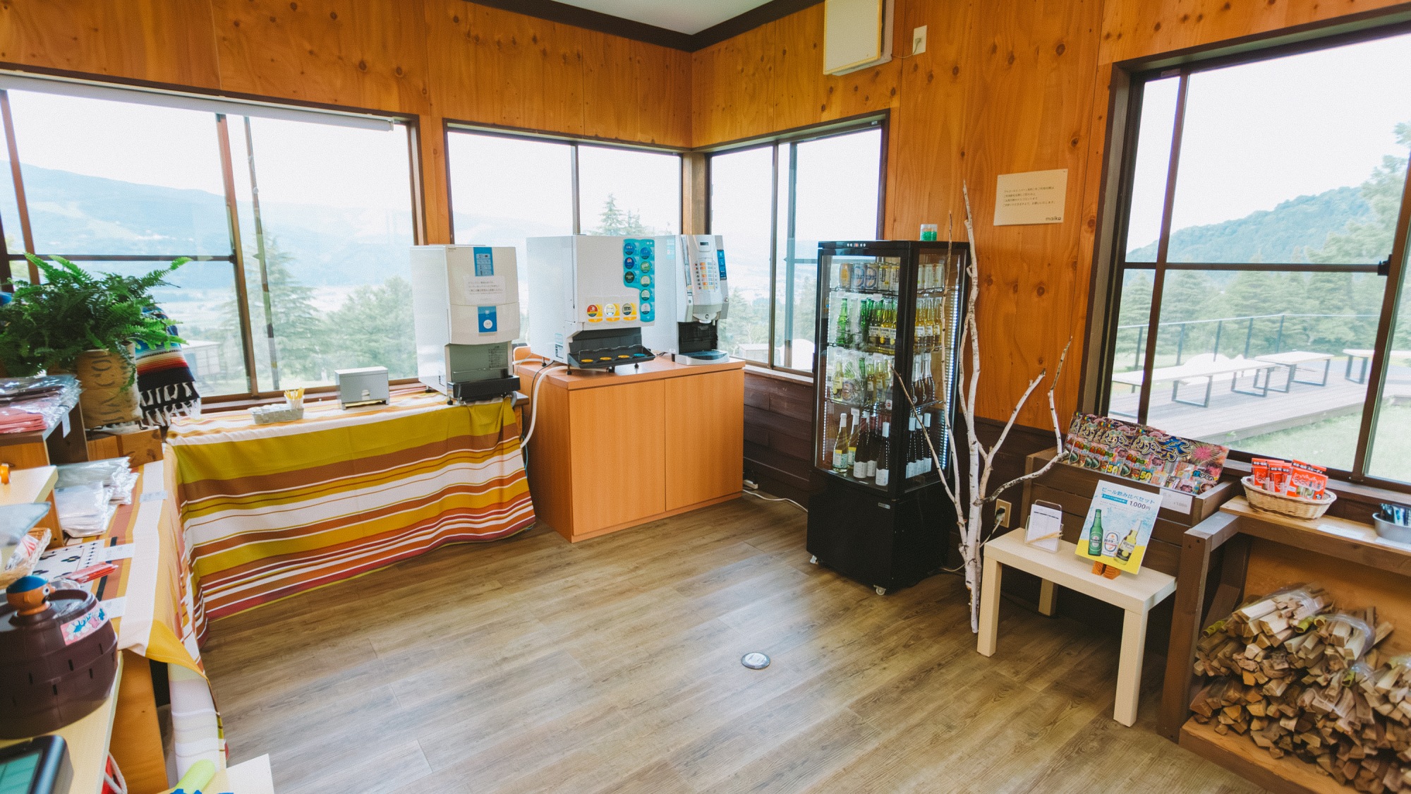 センターハウス内では無料で利用できるドリンクバーをご用意！テント内のピッチャーに入れて持ち帰り可能♪