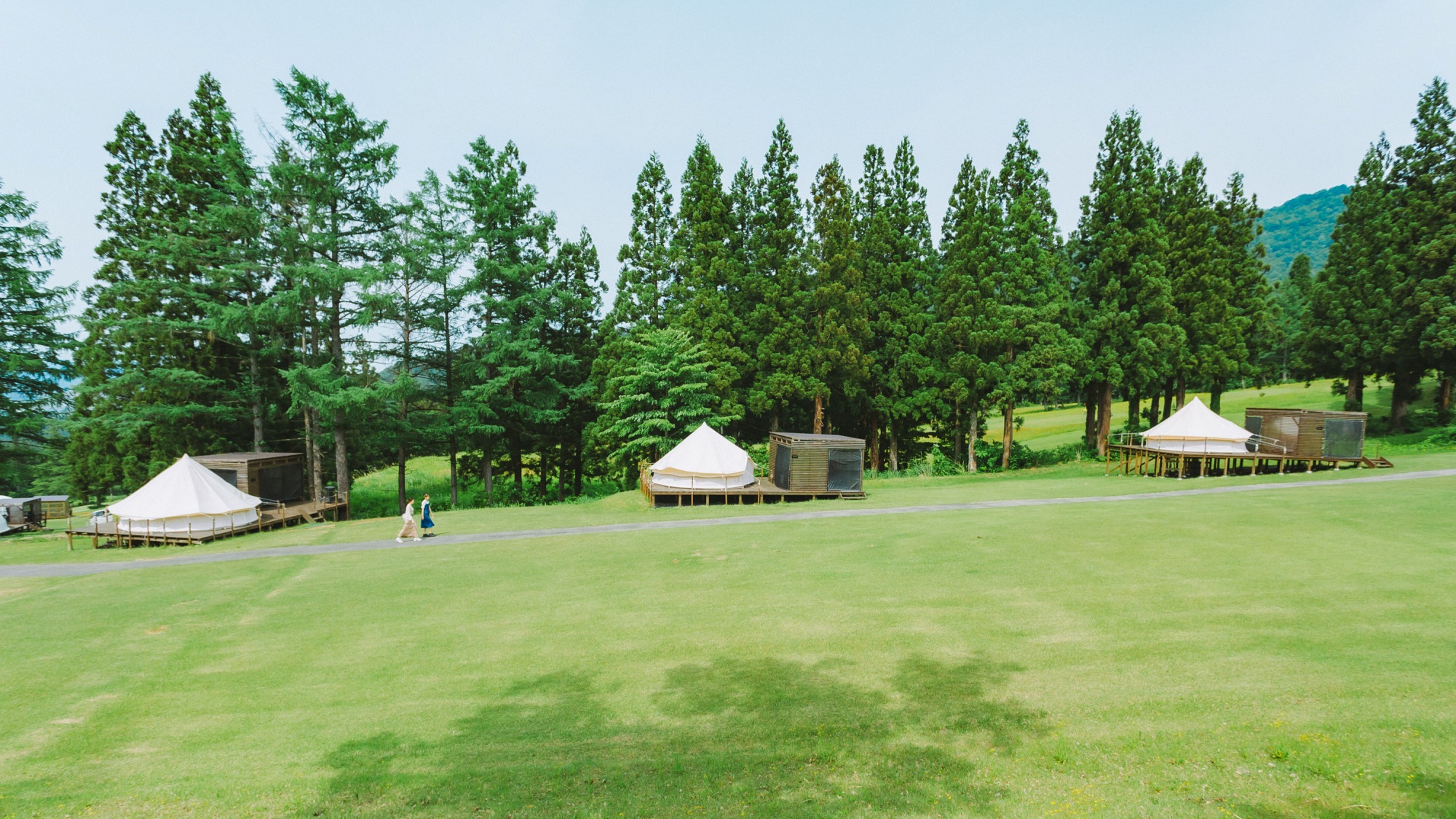 アウトドア気分を味わえるベルテントエリア。テント間は距離があるので、プライベート感も確保できます。