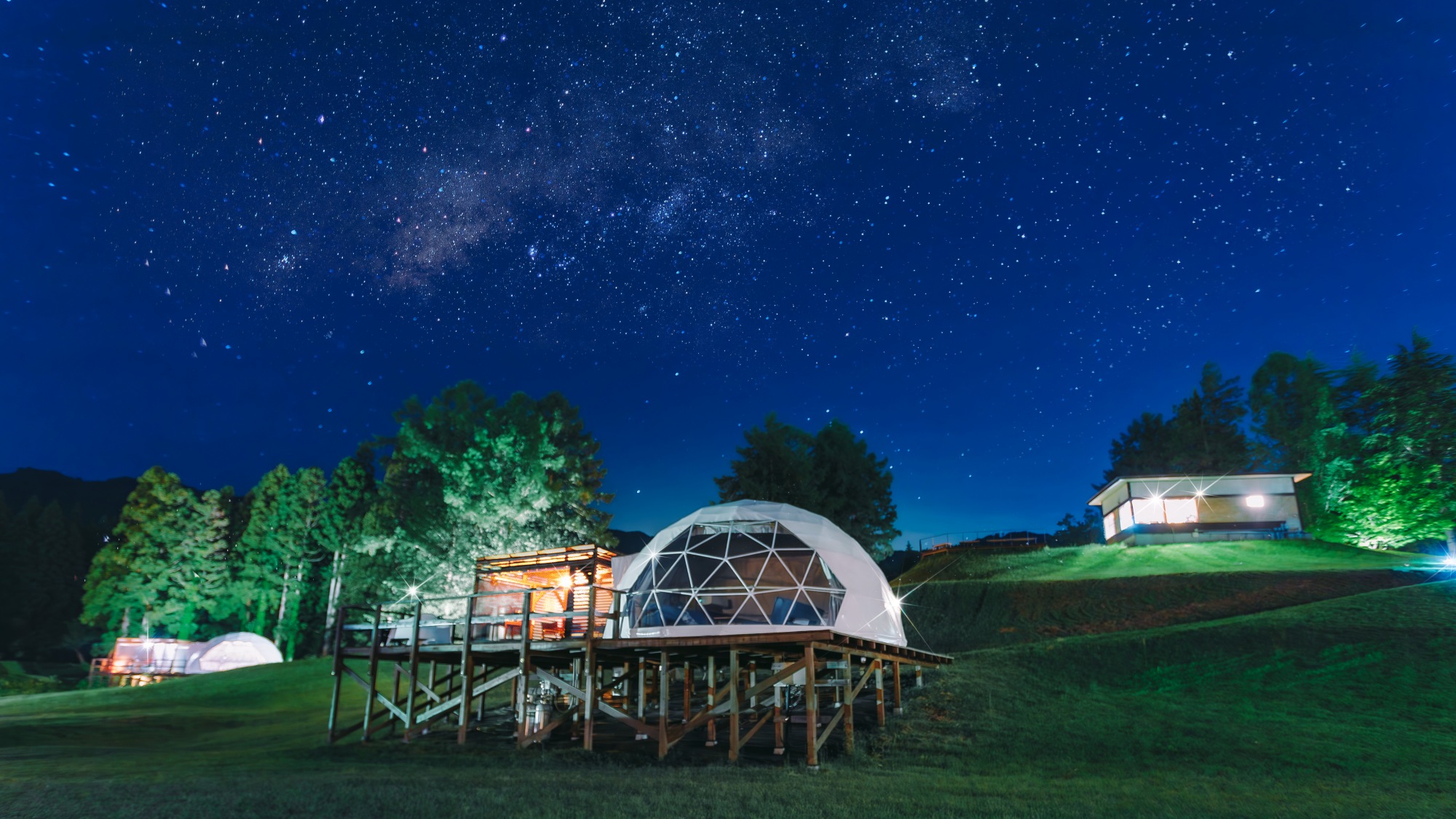 グランピングサイトの夜景。天気が良い夜は満天の星空をご覧いただけます。五感で大自然を感じてください♪