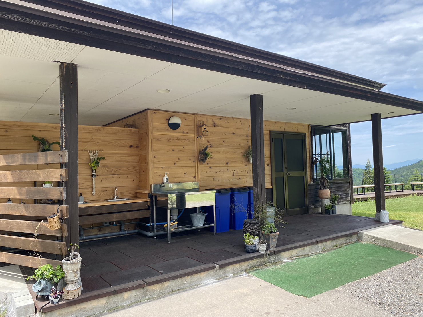 お手洗い、ドリンク、貸出し遊具等を設置している共有スペースです