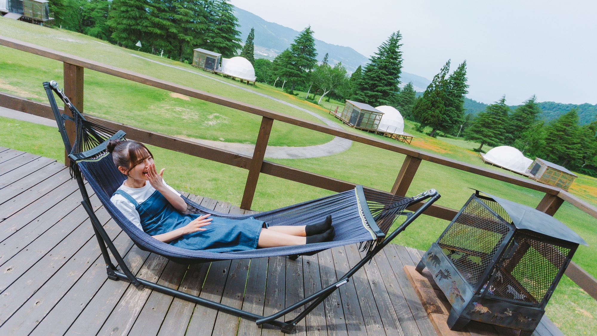 ベルテントに設置されているハンモック。高原の風を感じながらユラユラ・・・