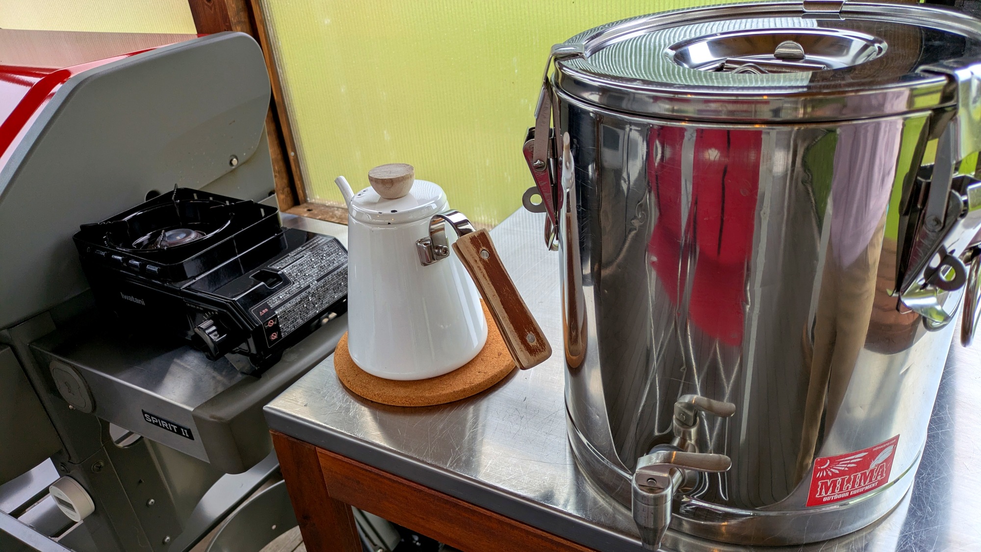 アウトドアリビングには、ウォータージャグ、湯沸かし用ポット、ガスコンロを設置しています。