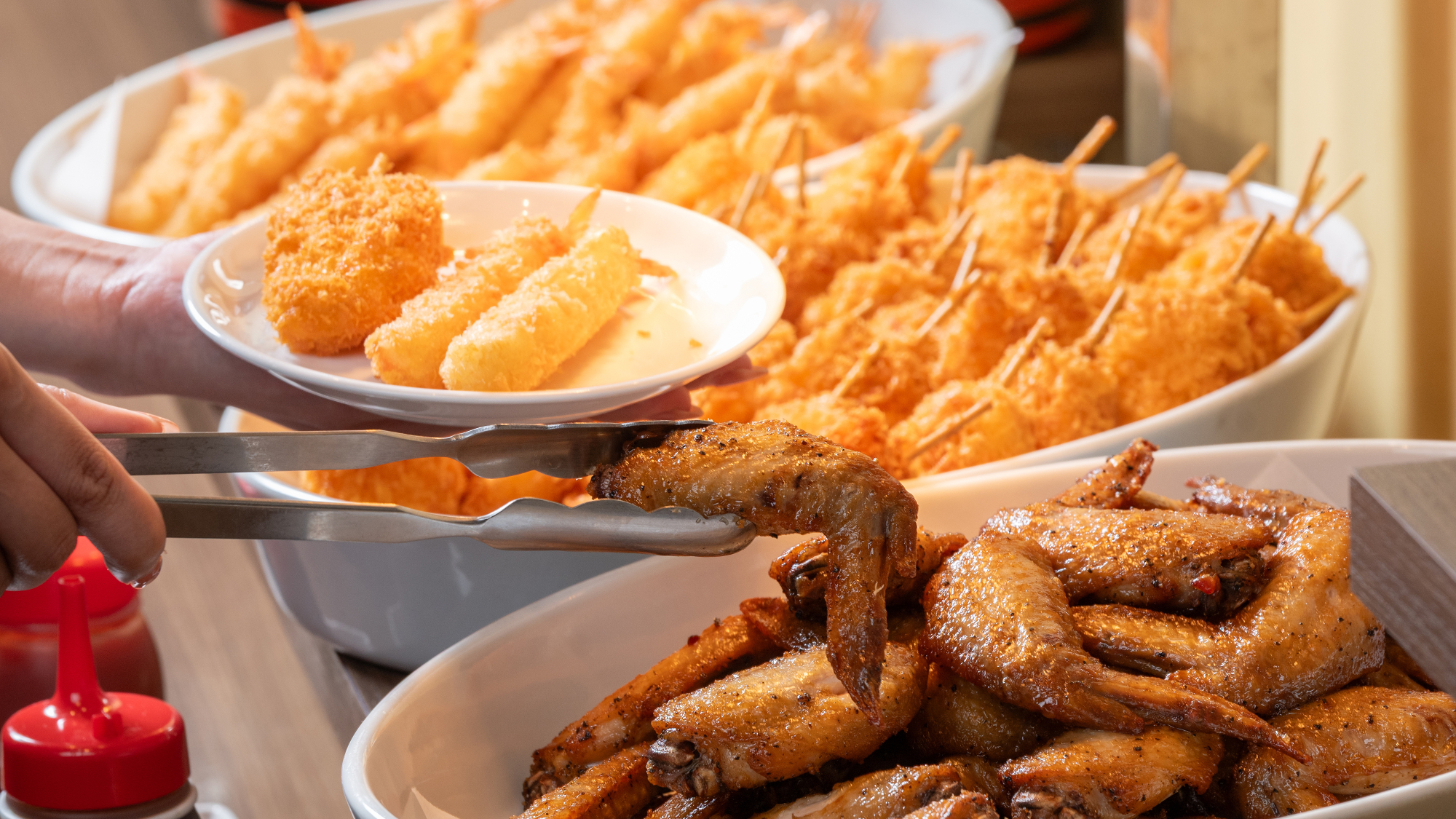 名古屋めし（手羽先、串カツ、エビフライ）