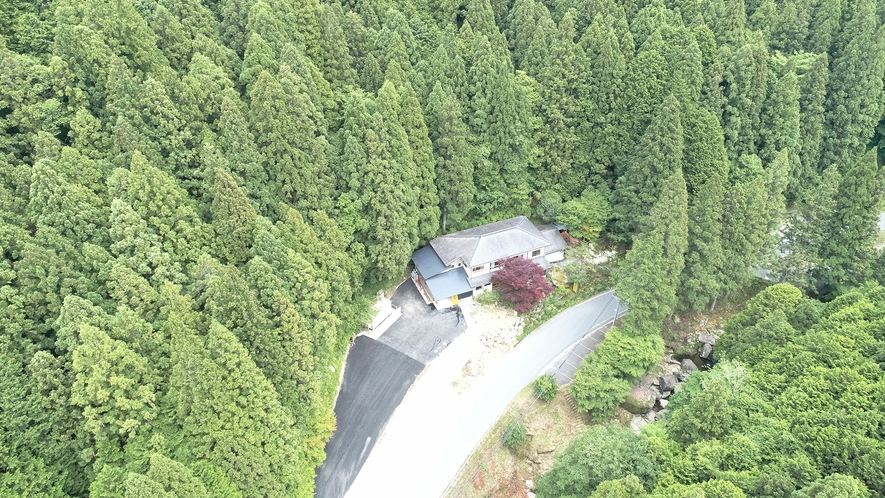 木もれ日空撮◆山間に佇む静寂な宿