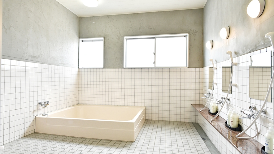 【共用浴場】女性用浴室。事前にお湯を張ってご入浴ください。※バス無し客室ご利用の方限定