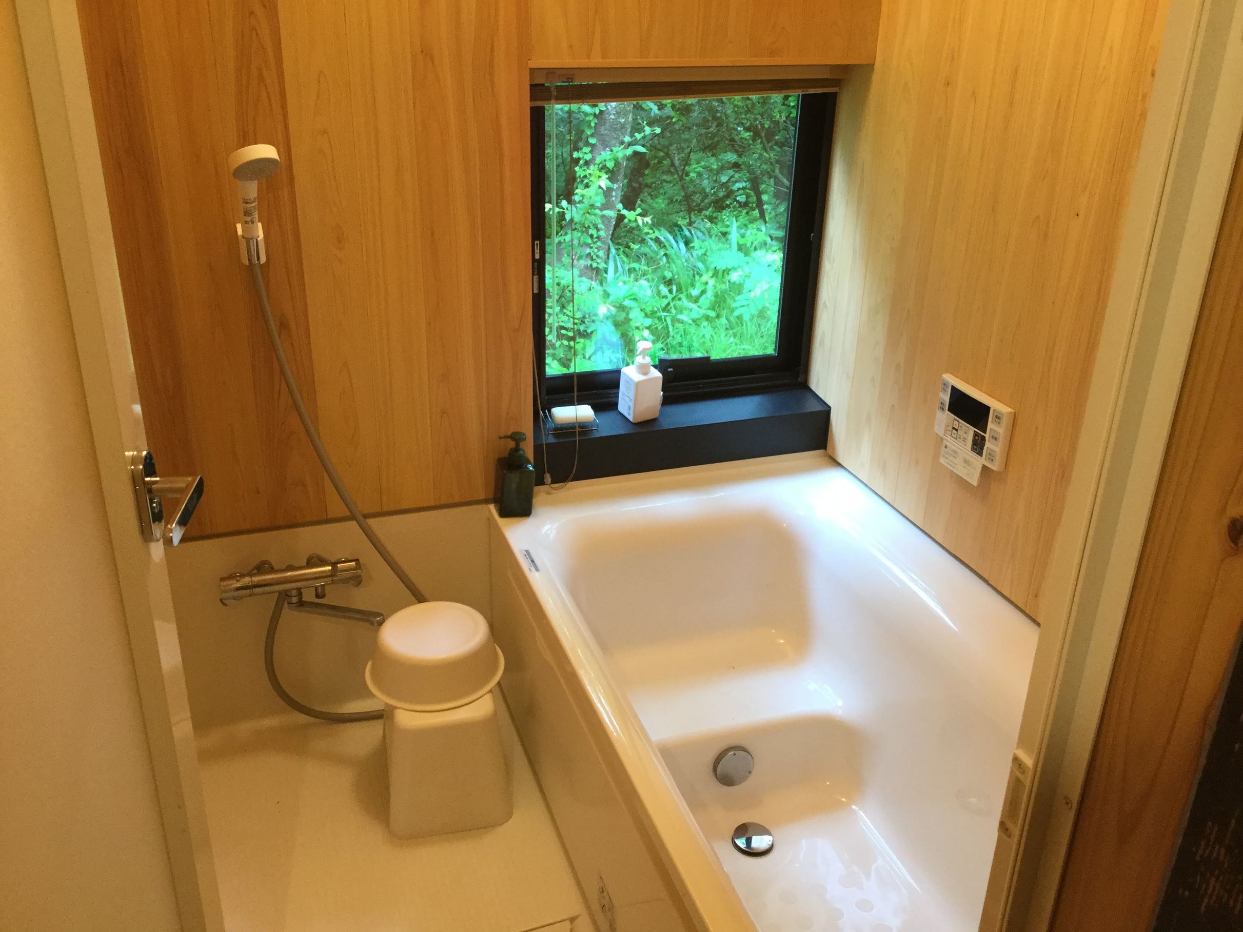 木漏れ日の中で、木香る浴室