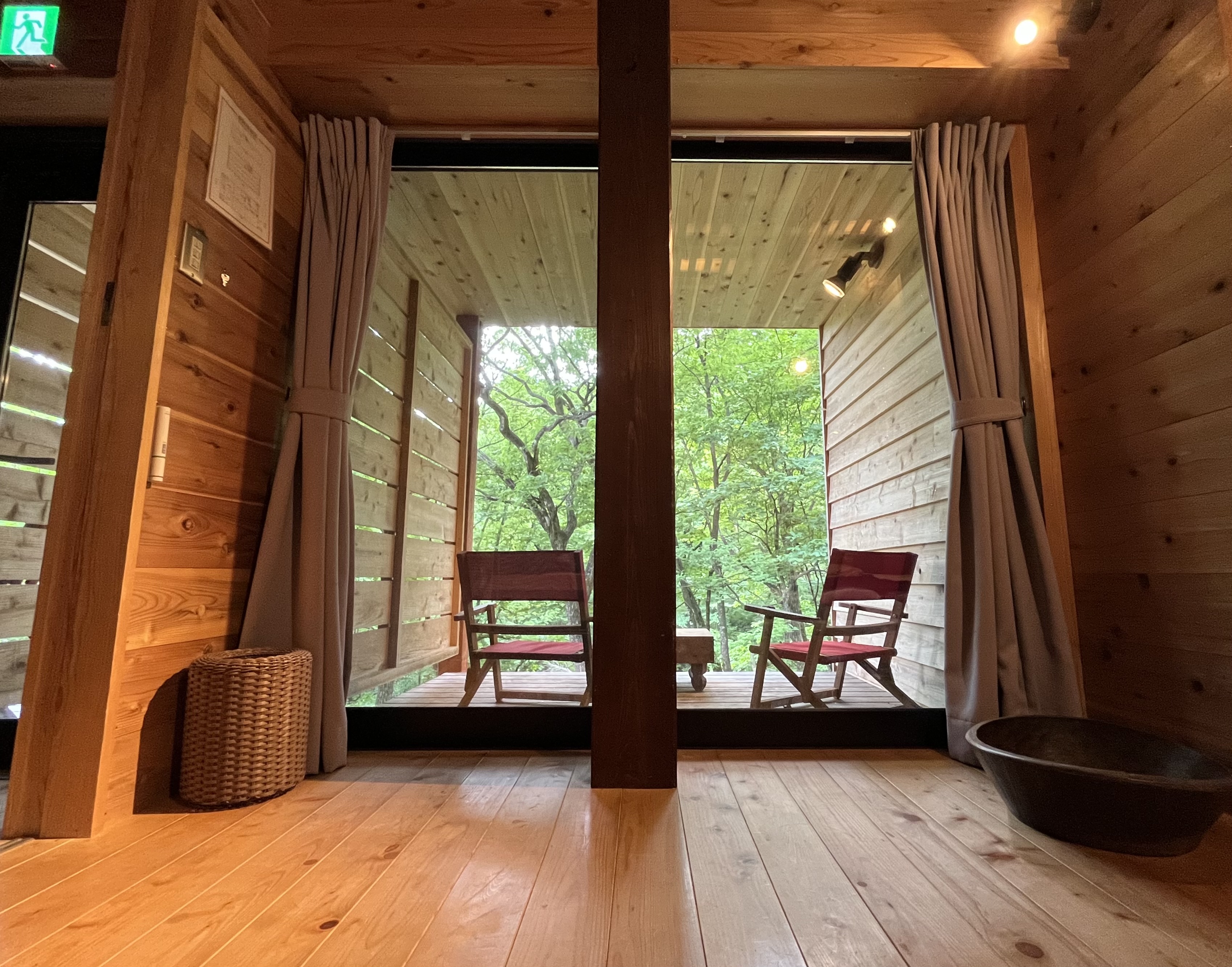 個室のバルコニーの先は森の中