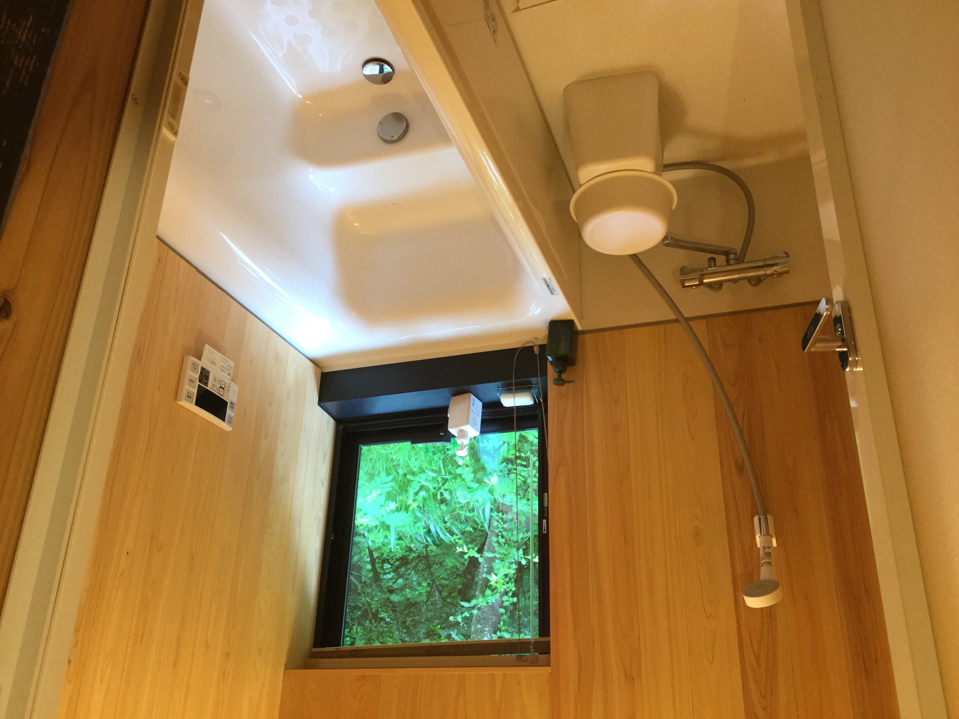 木漏れ日の中で、木香る浴室