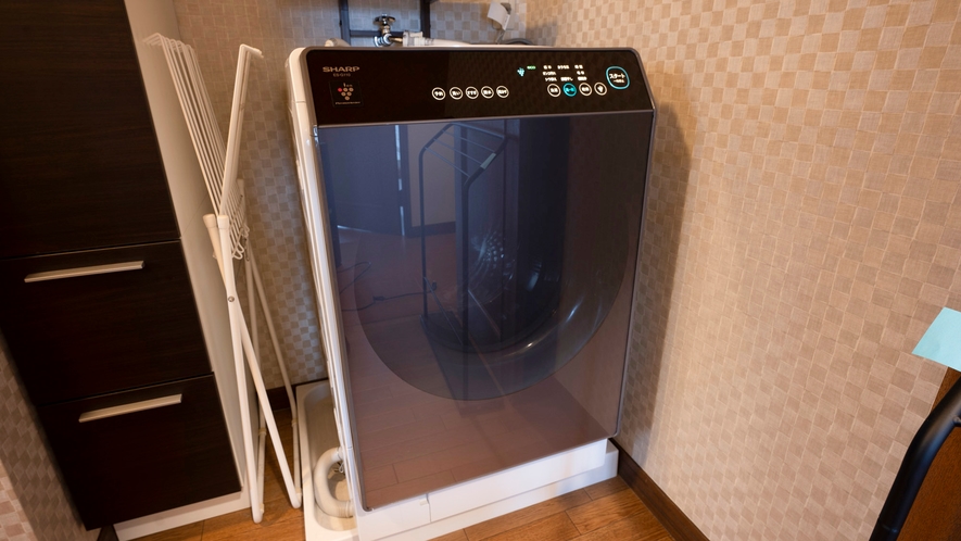 ・【洗濯機】ドラム式洗濯乾燥機がございます。長期滞在の時にも便利です