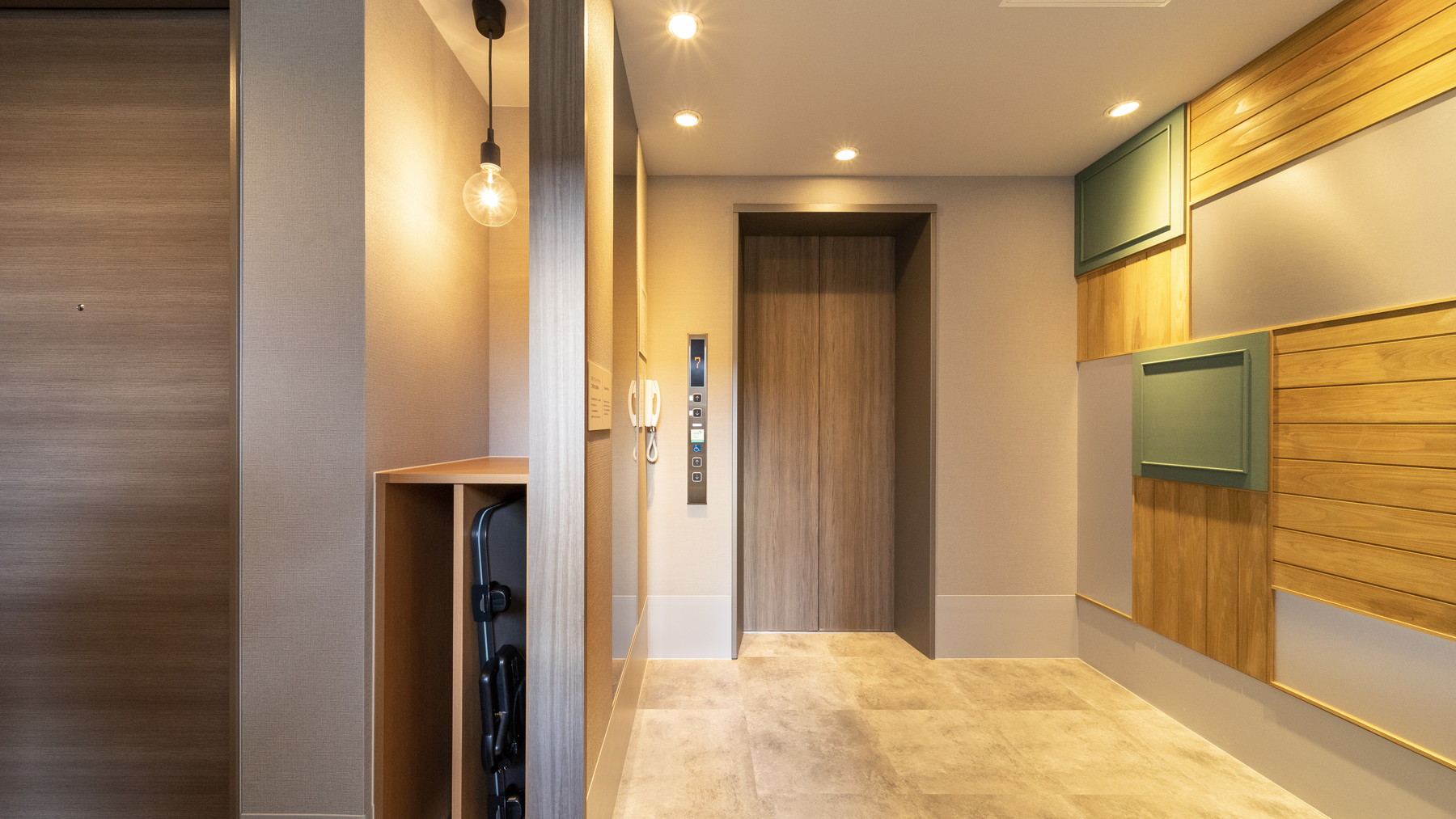 各階のエレベーター付近です