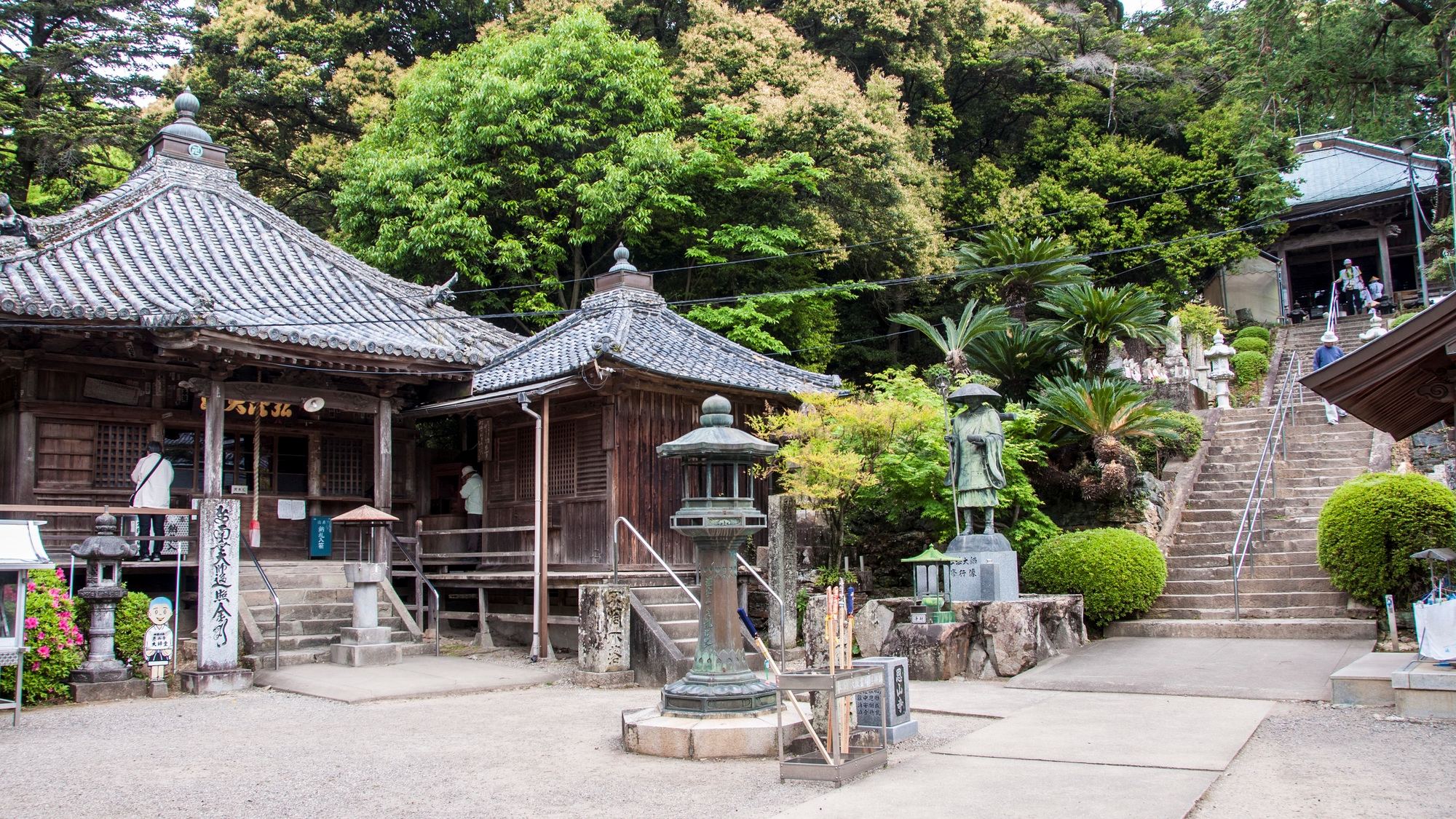 【当館から車で12分】四国八十八カ所霊場の第十八番札所。桜や紅葉の名所としても知られる「恩山寺」