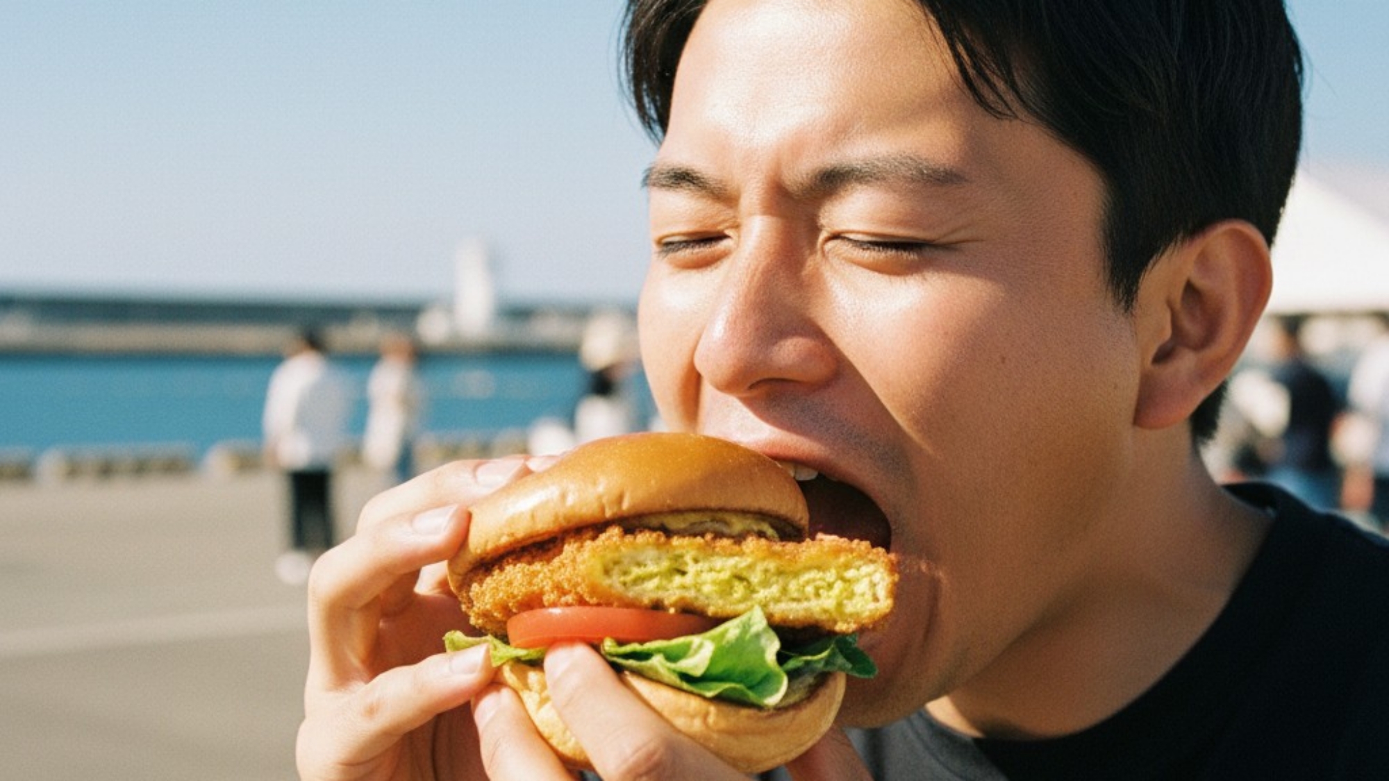 ホテル近くで小松島バーガーを堪能！　※イメージ