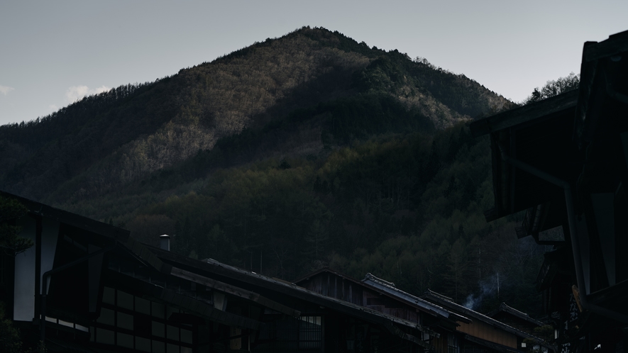 「木曽路はすべて山の中」標高900m、山々に囲まれた奈良井宿