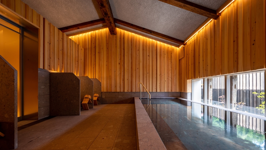 湧水を引き込んだ温浴施設「山泉　SAN-SEN」。空間内の木材は木曽五木を贅沢に使用しています