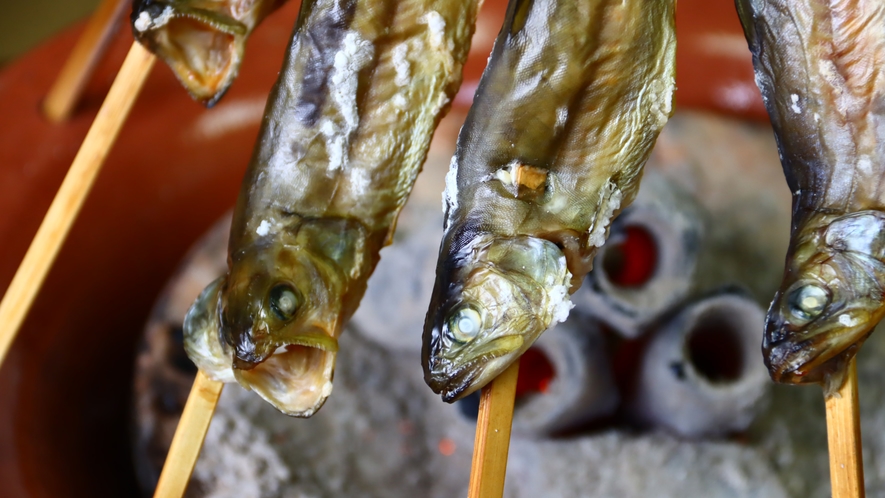 夕食の一例（川魚の塩焼き）