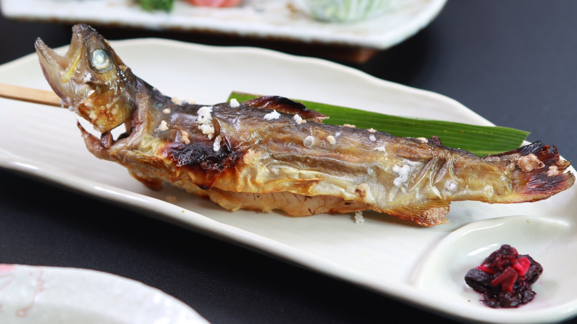 夕食の一例◇食堂で旦那が炭火で火を入れる川魚の塩焼き。新鮮な川魚は、日替わりです。