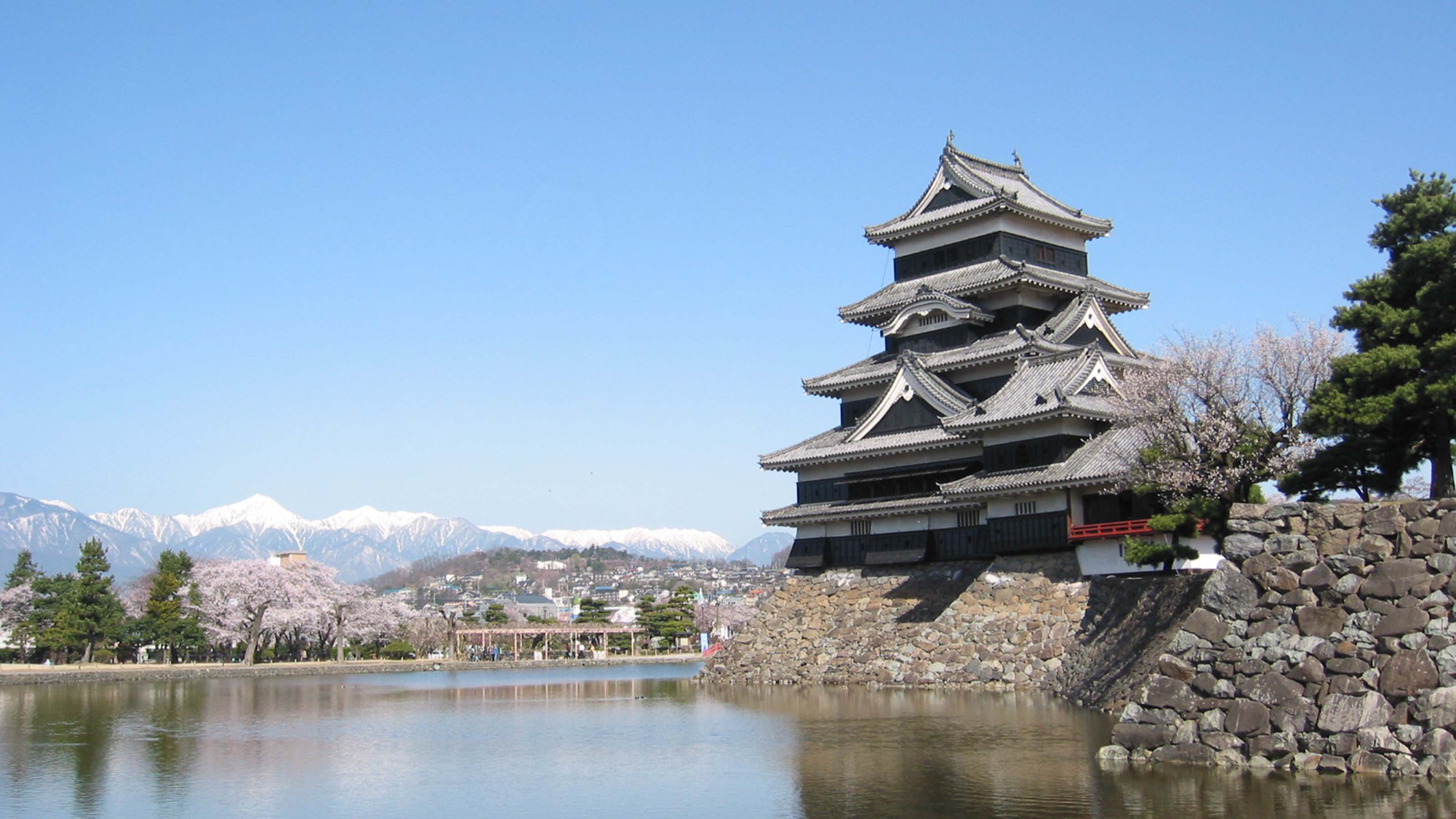 周辺観光　＜国宝松本城＞