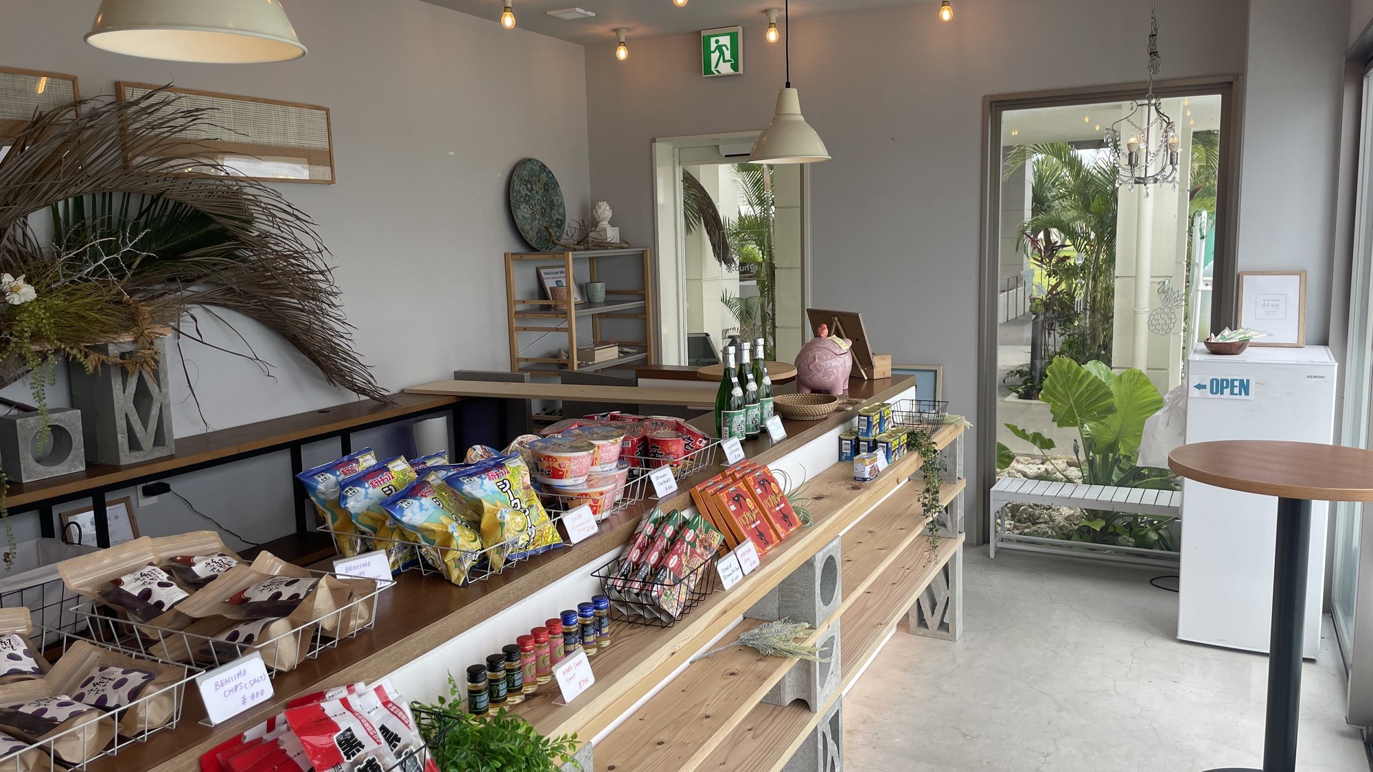 沖縄限定商品を揃えた【無人販売所】