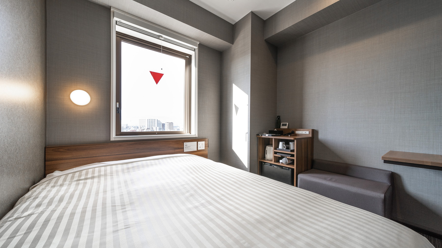 眠りを追及した150cm幅のワイドベッドと適度な硬さのマットでぐっすり