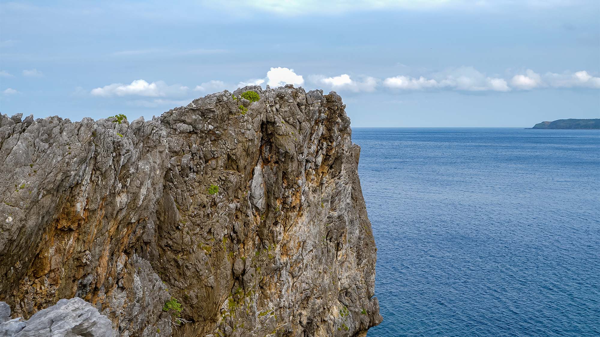 ・沖縄本島の最北端「辺戸岬」からは紺碧の大海原を一望できます