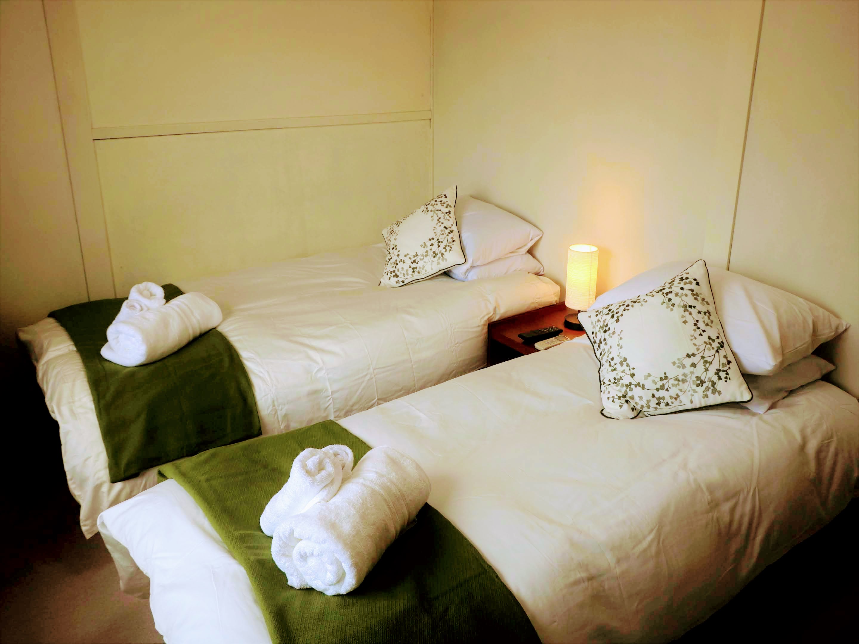 ツイン、またはダブルベッドルーム　専用バスルーム付き