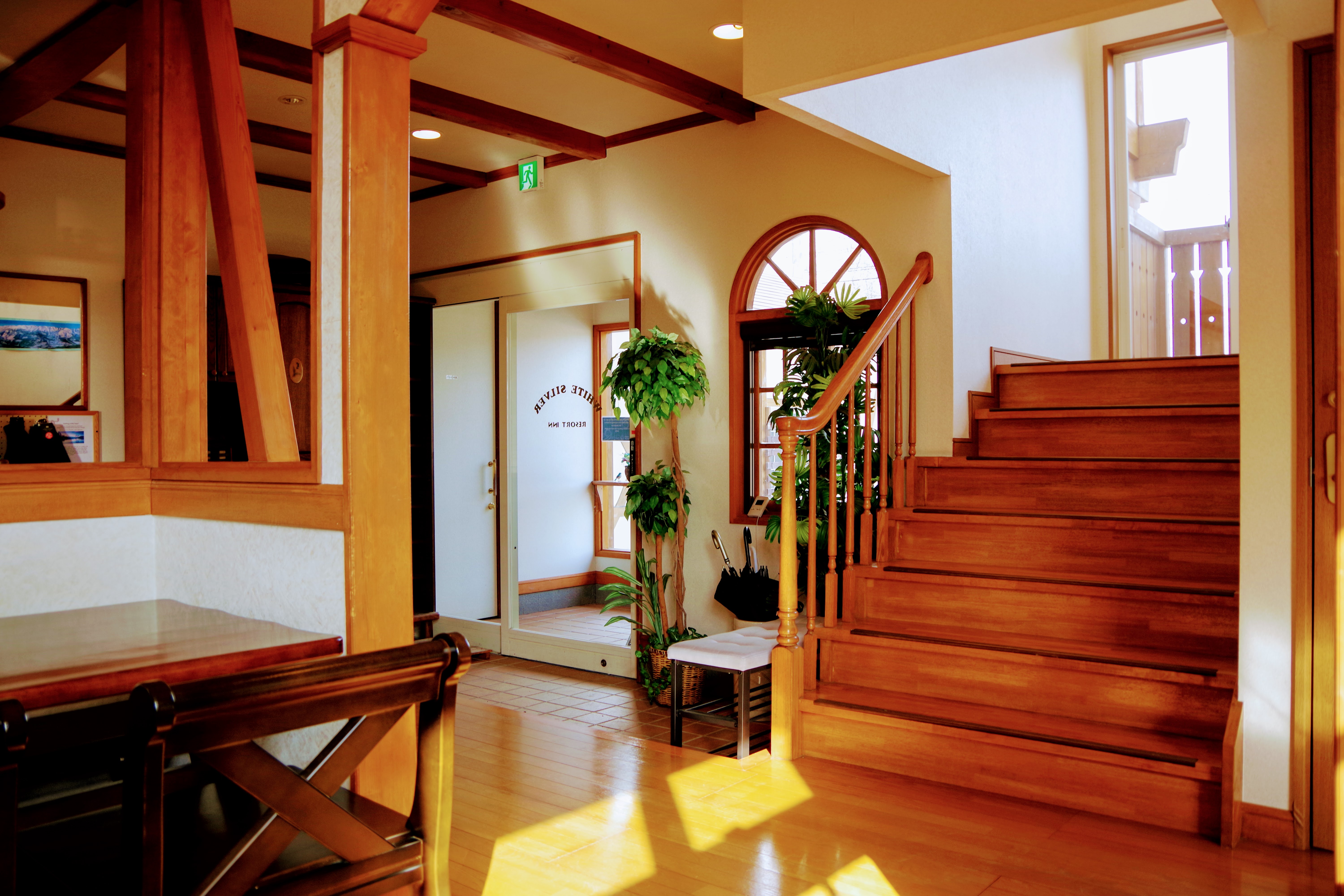 エントランスと南階段