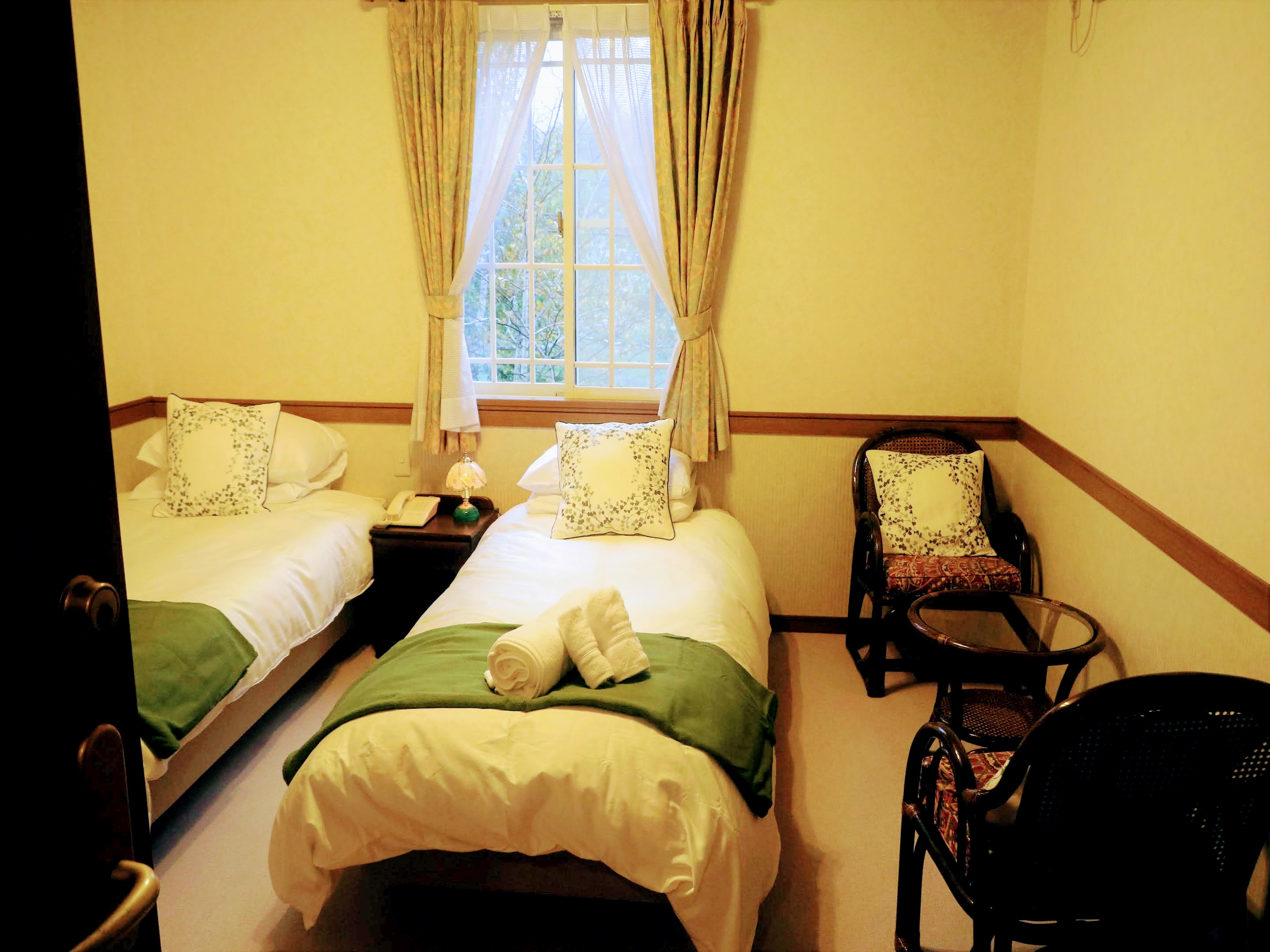 ツイン、またはダブルベッドルーム 共有バスルーム