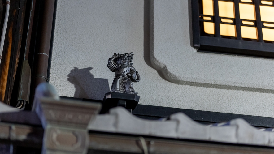 【外観】京都の町屋には必ずある、石でできた置物「鍾馗(しょうき）さん」