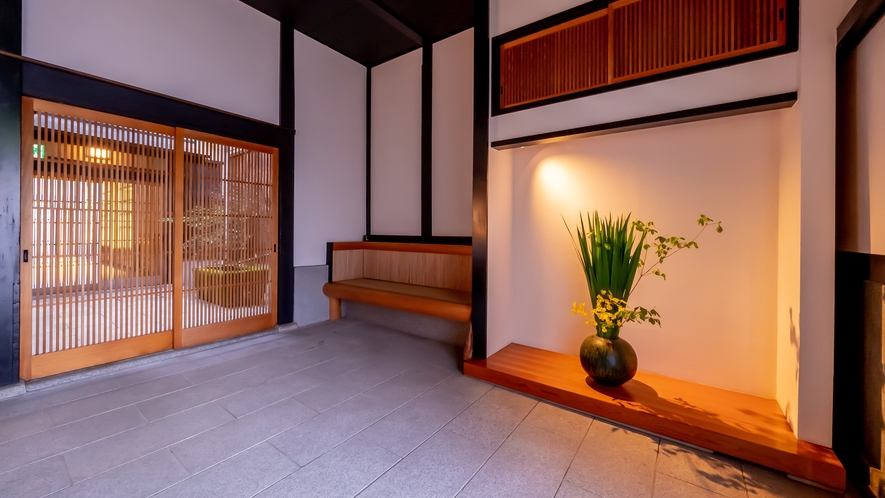【エントランス】昔ながらの京町屋の造りを活かした美しい空間