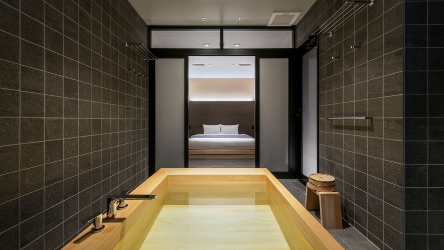 一棟貸し町家（THE MACHIYA HOTEL TAKAYAMAの離れ）　地元産ヒノキの浴室
