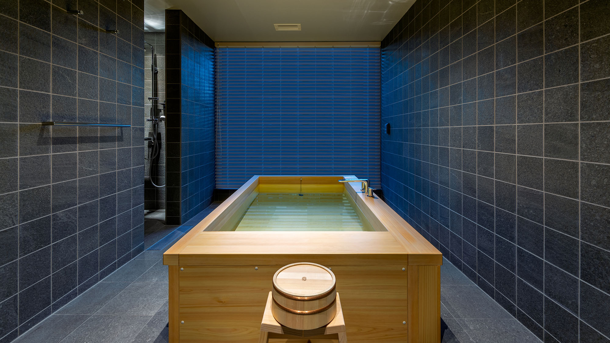 一棟貸し町家（THE MACHIYA HOTEL TAKAYAMAの離れ）　地元産ヒノキの浴室