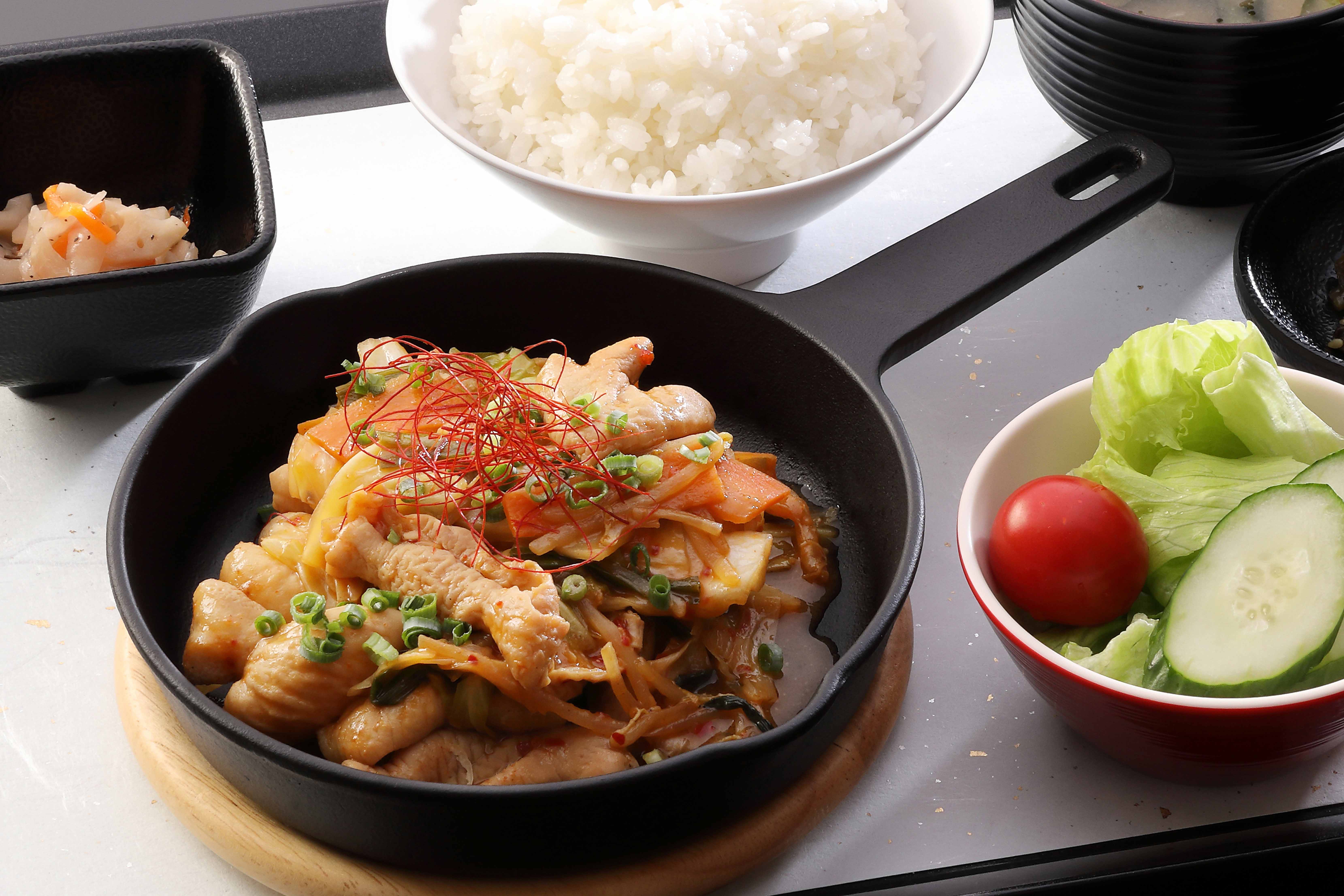 夕定食（⑦ホルモンの野菜炒め）