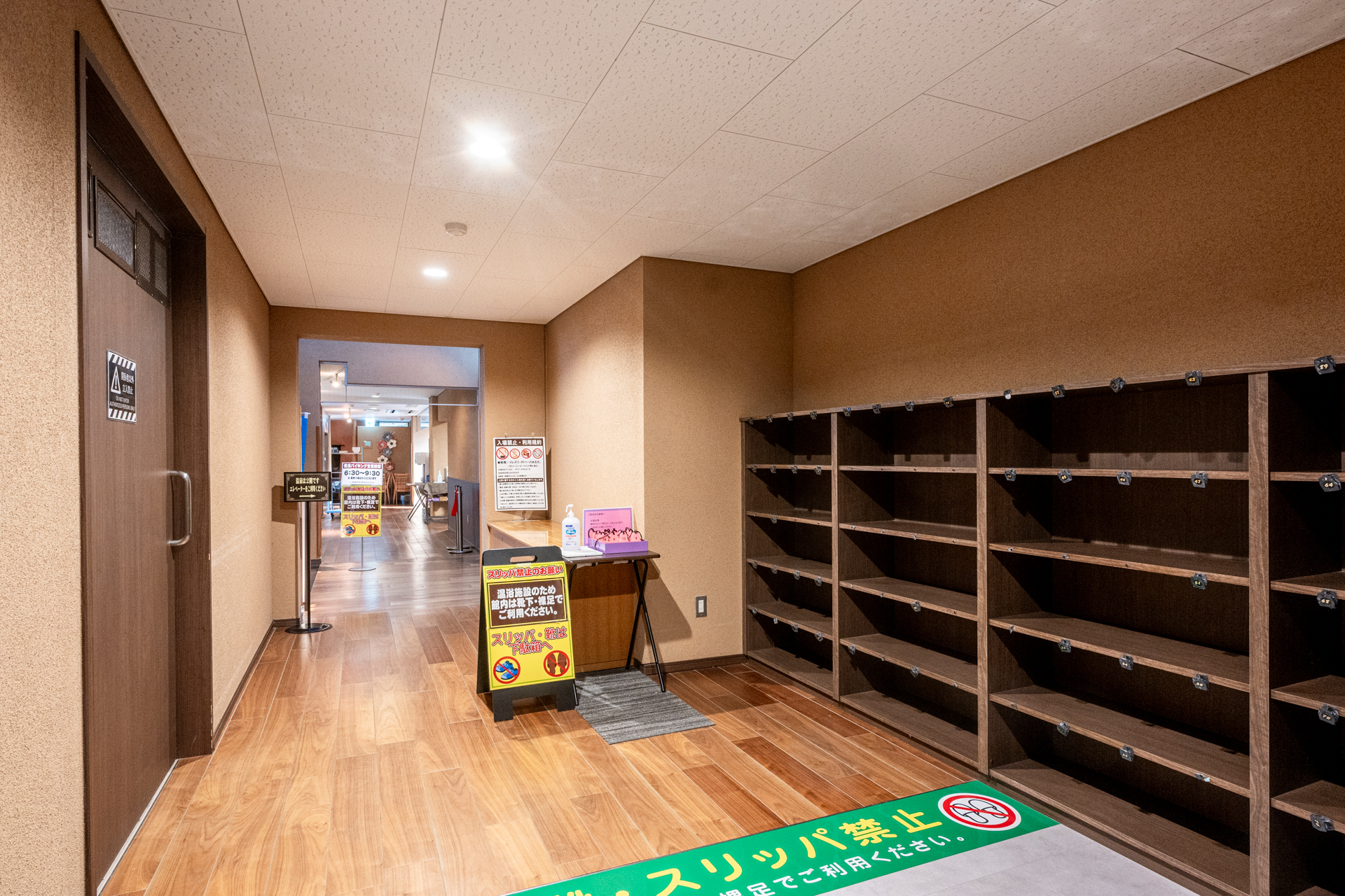 花湯スカイテルメリゾート連絡通路沿い靴箱