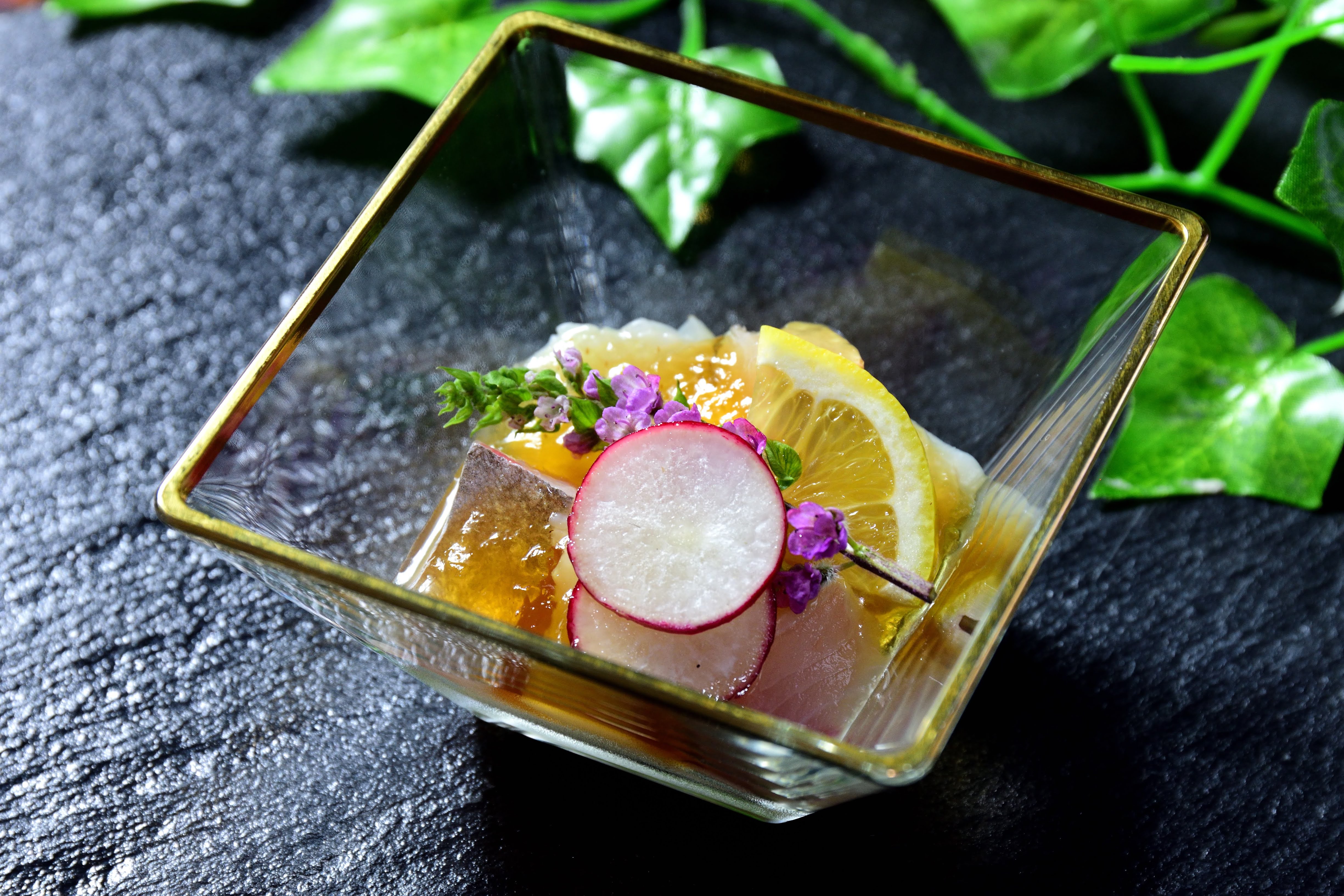 玉葱のムース 土佐酢のジュレ  寒八･あおり烏賊